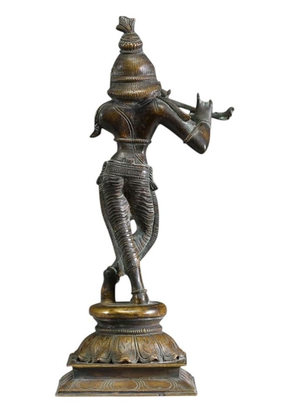 Statue en bronze de la déesse Shiva, datant du 19e siècle, finement détaillée et à la patine vieillie.
Hauteur totale 23,5 cm, base 8,5 x 8,5 cm
