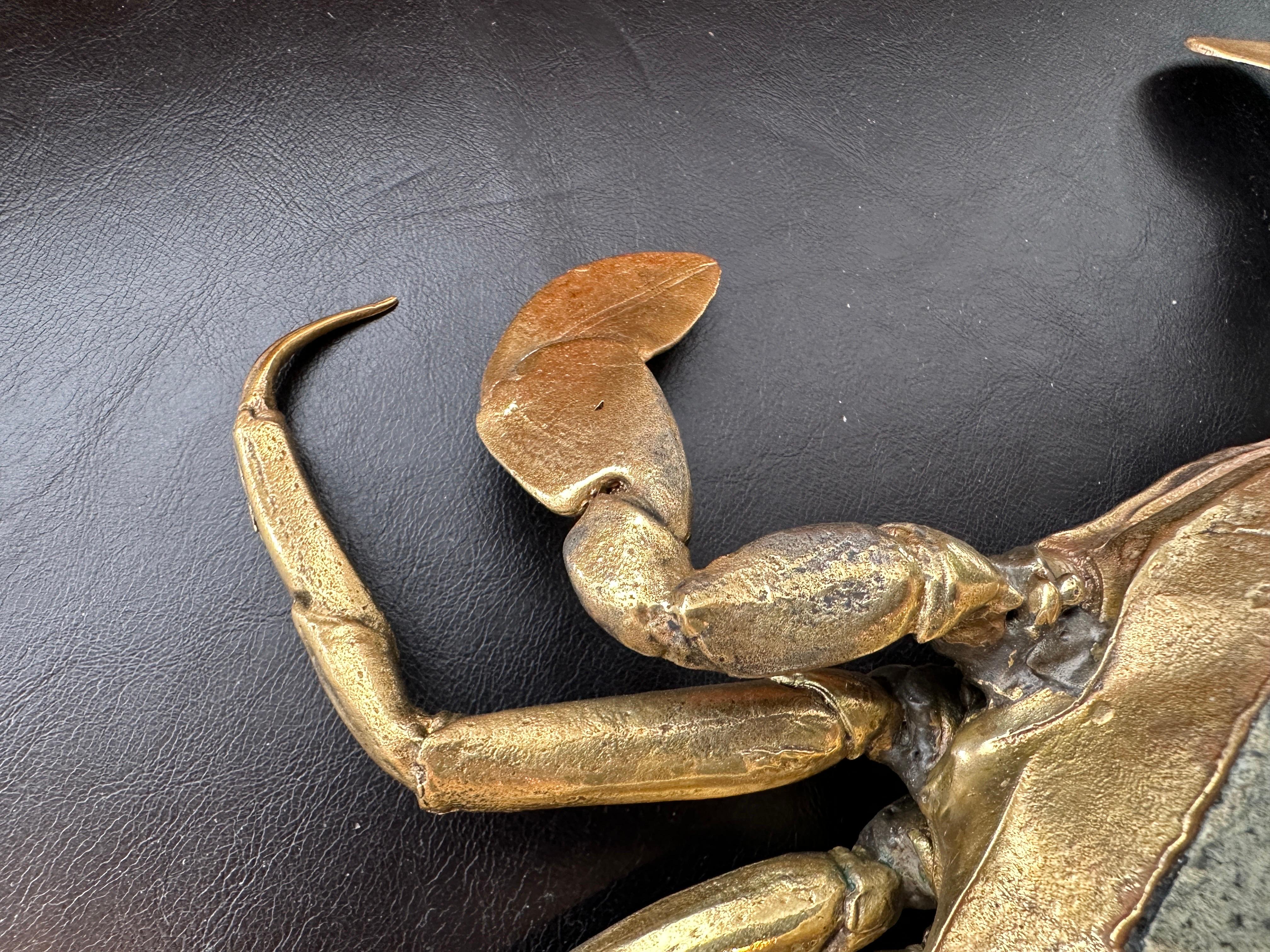 Cette sculpture en bronze à l'échelle d'un crabe dormeur est surmontée d'une pierre sculptée.  CET ARTICLE EST SITUÉ ET SERA EXPÉDIÉ DEPUIS NOTRE SHOWROOM DE EAST HAMPTONS, NY.