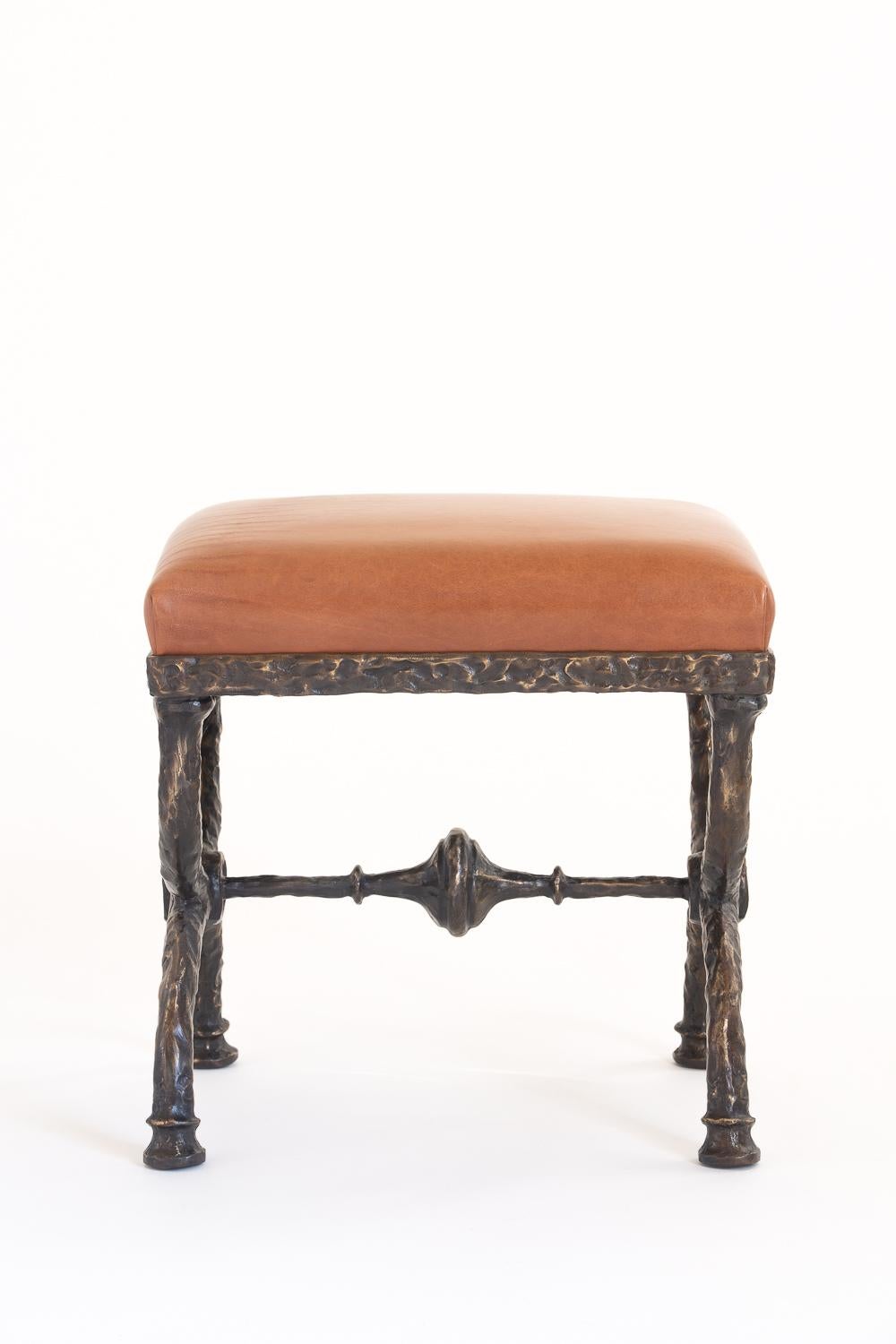 Américain Tabouret en bronze avec assise en cuir marron ou noir rembourrée en vente