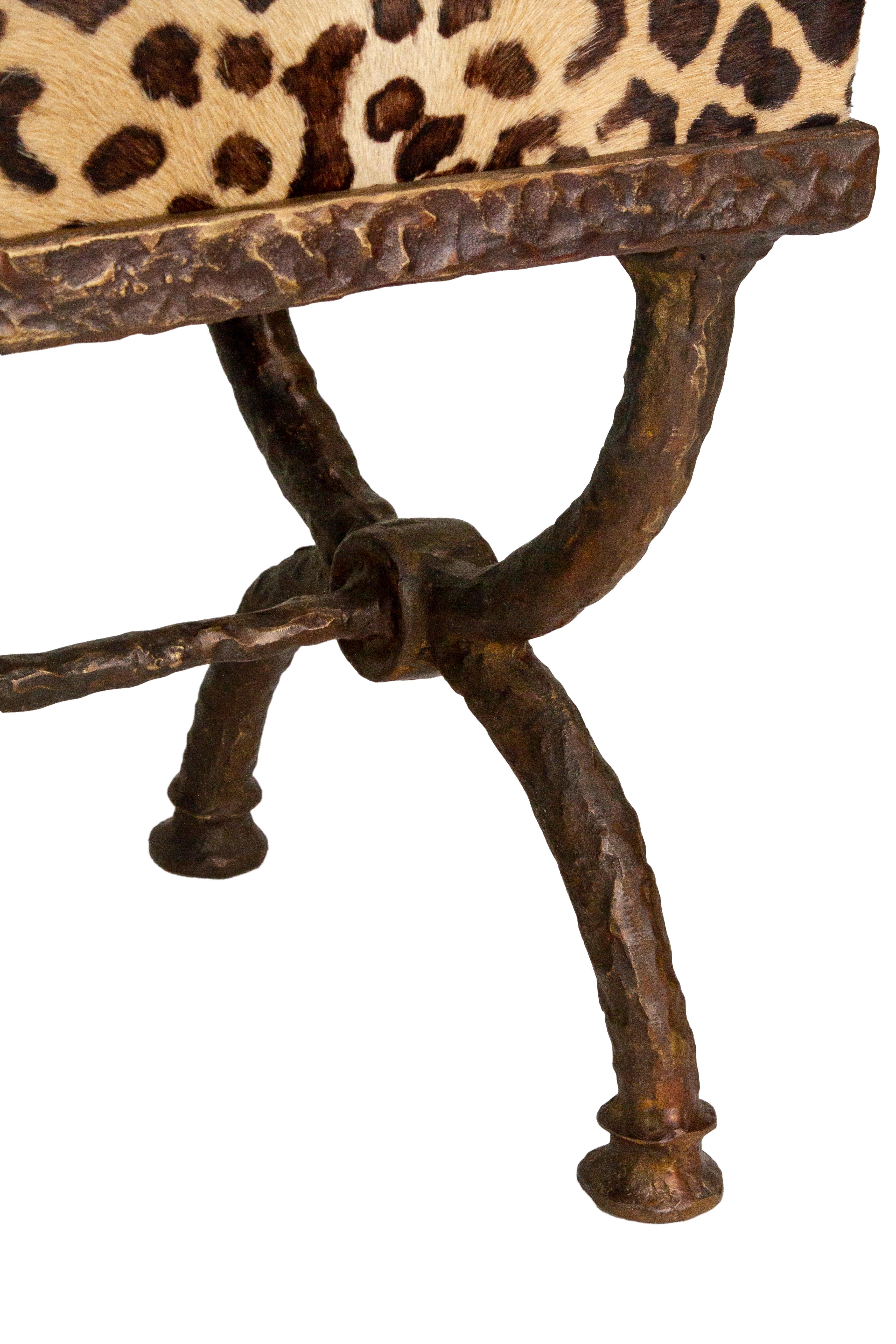Tabouret en bronze avec assise en cuir marron ou noir rembourrée en vente 1