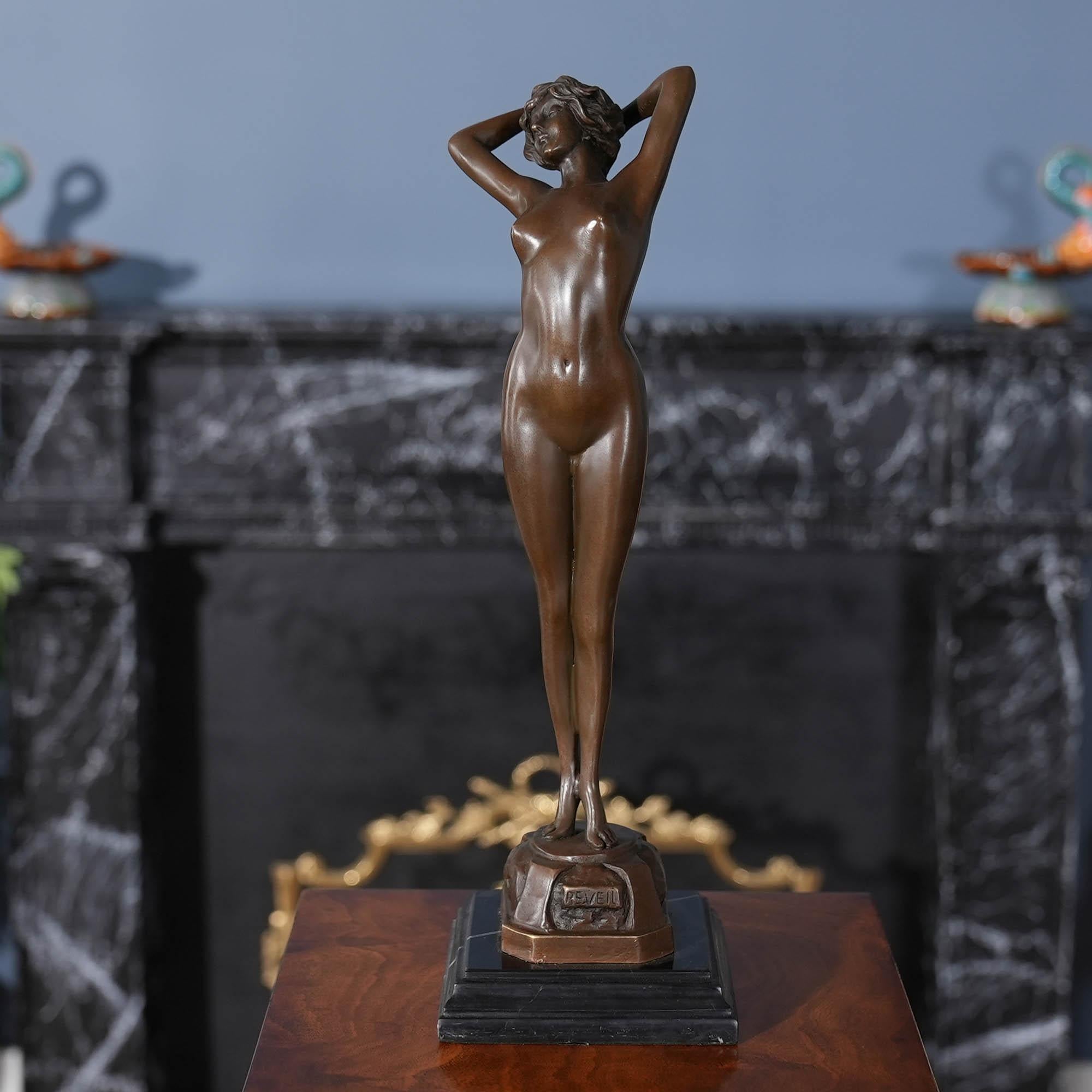 Die sich streckende Frau aus Bronze auf einem Marmorsockel ist auch im Ruhezustand anmutig und eine reizvolle Ergänzung für jede Umgebung. Die Bronzestatue 