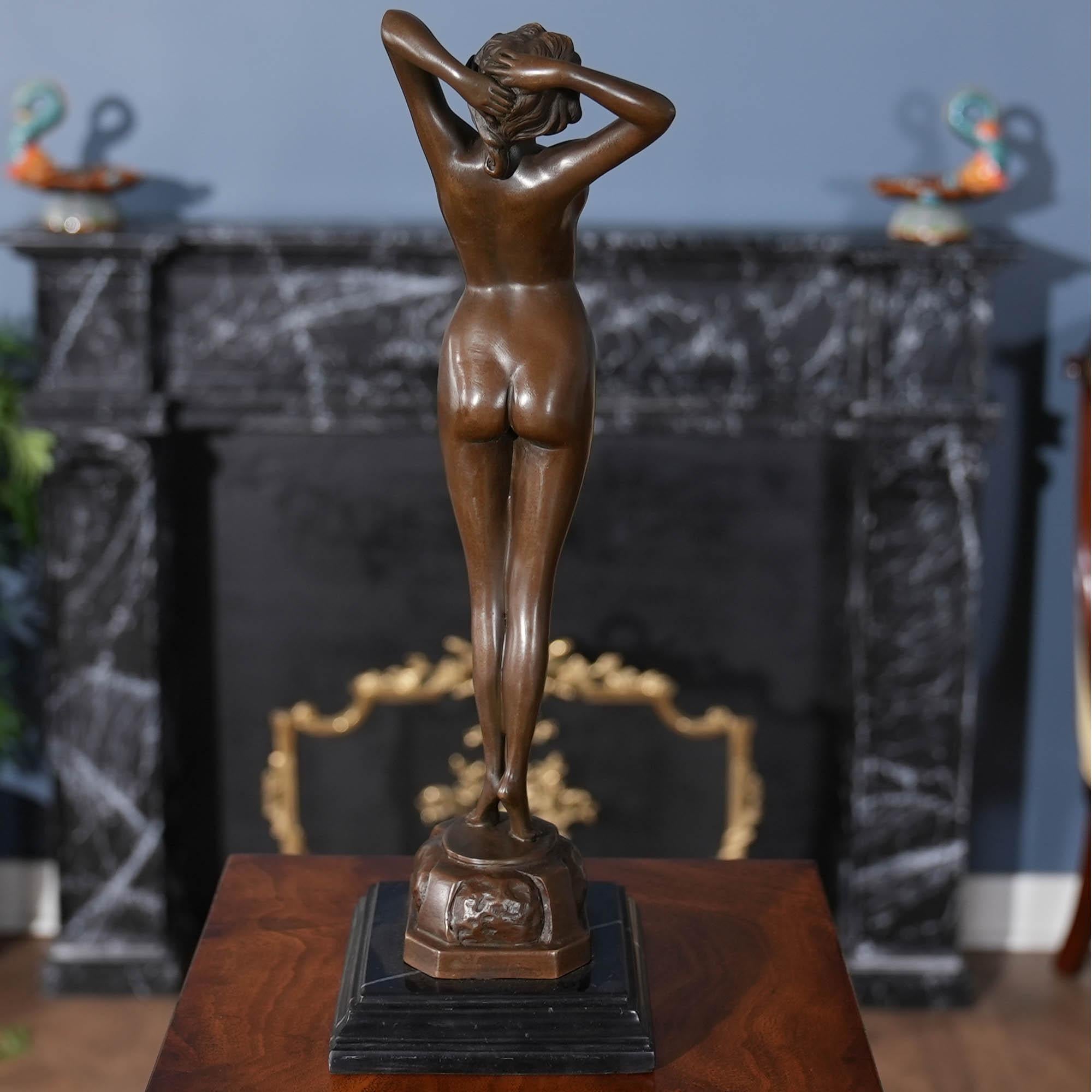 Stretching Woman auf Marmorsockel aus Bronze im Angebot 1
