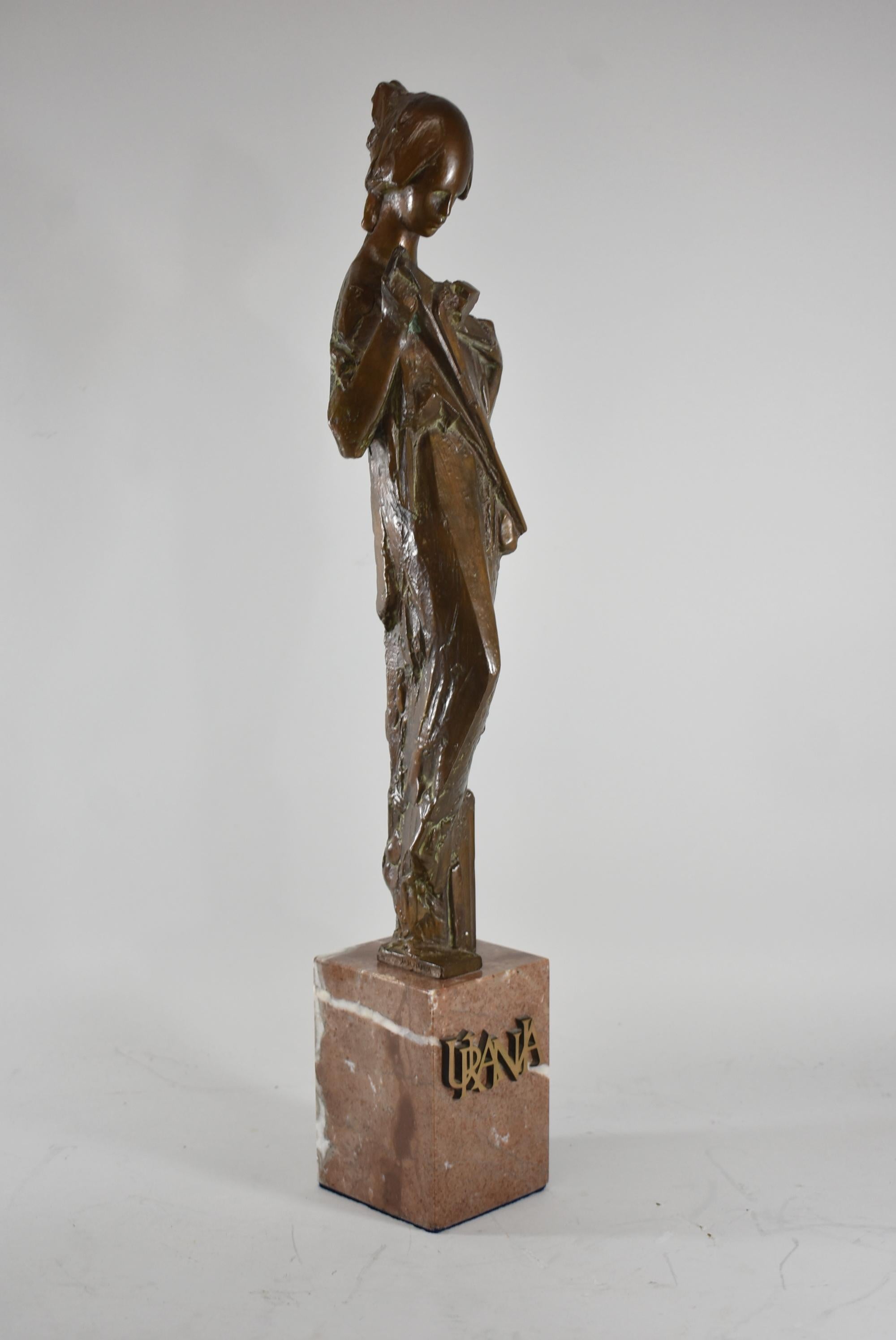 Marmo Base in bronzo con figura femminile in marmo Urania di Jan Hanna in vendita