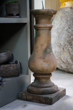 Meridiana in bronzo su balaustro in gres con base quadrata