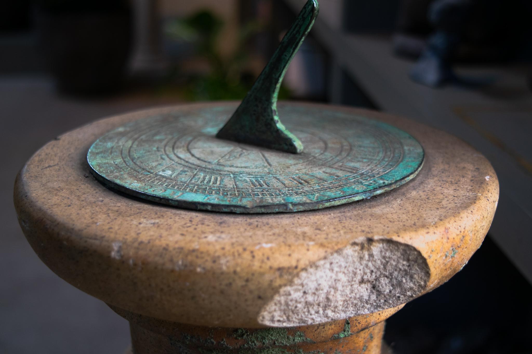 Sundial aus Bronze auf Steingutbaluster mit quadratischem Sockel im Zustand „Gut“ im Angebot in Bloomfield Hills, MI