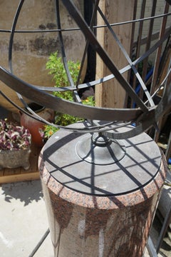 Meridiana in bronzo con colonna in granito