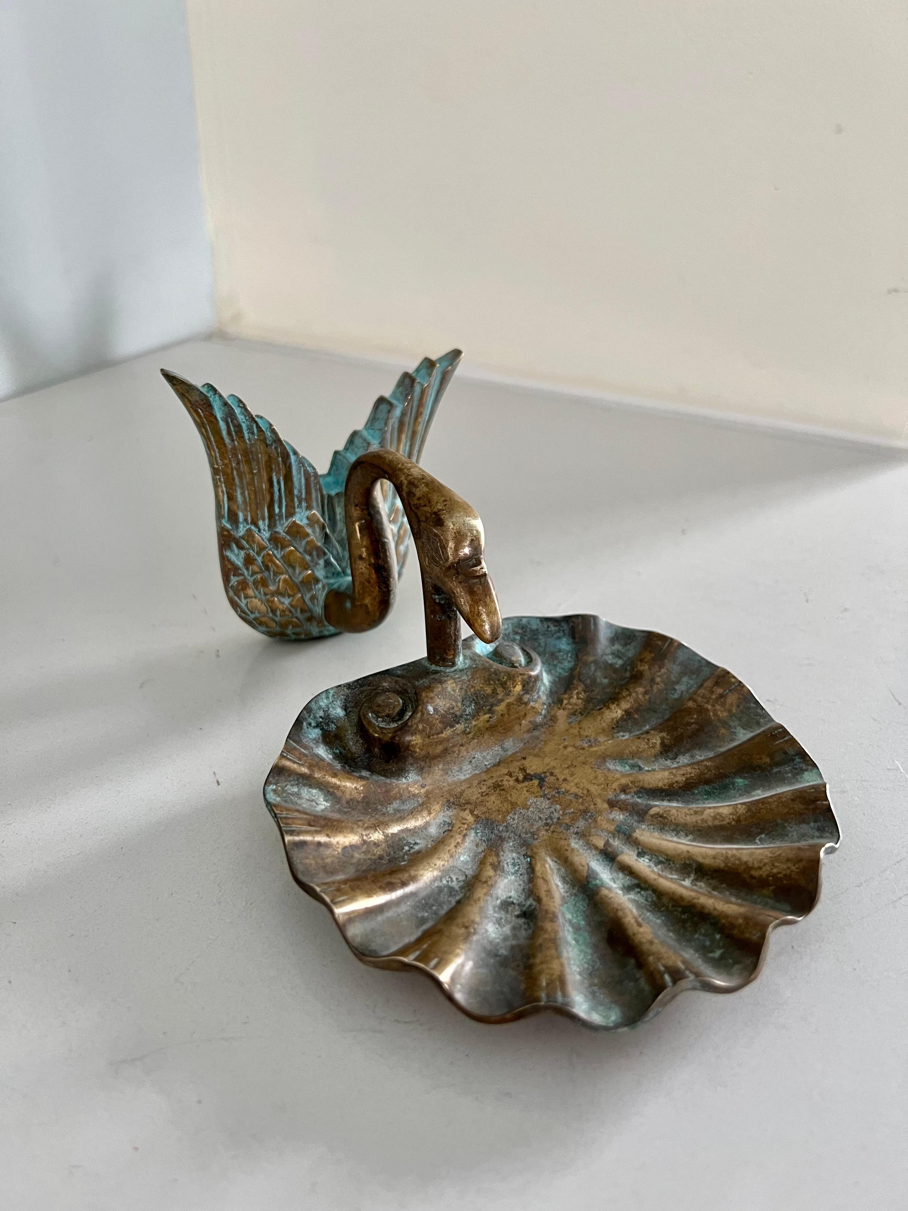 Soßenschale aus Bronze mit Schwan oder Gänseblümchen und Muschel (Patiniert) im Angebot