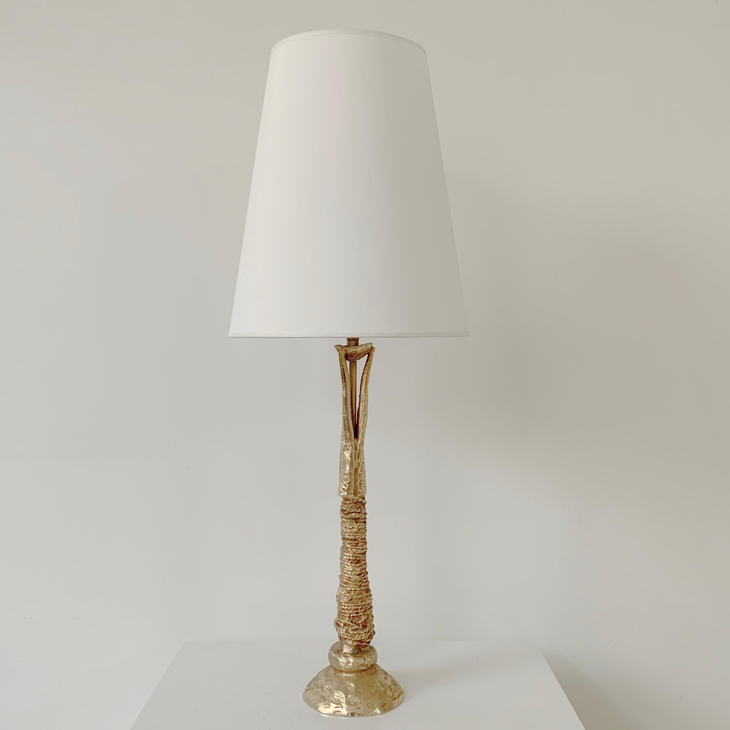 Sculptural table lamp by Pierre Casenove for Fondica, circa 1990, France.
Gilt bronze, new fabric shade.
Stamped Casenove Fondica France 94.
Nice model, rewired.
Dimensions: total height 69 cm, diameter of the shade: 26 cm.
All purchases are covered