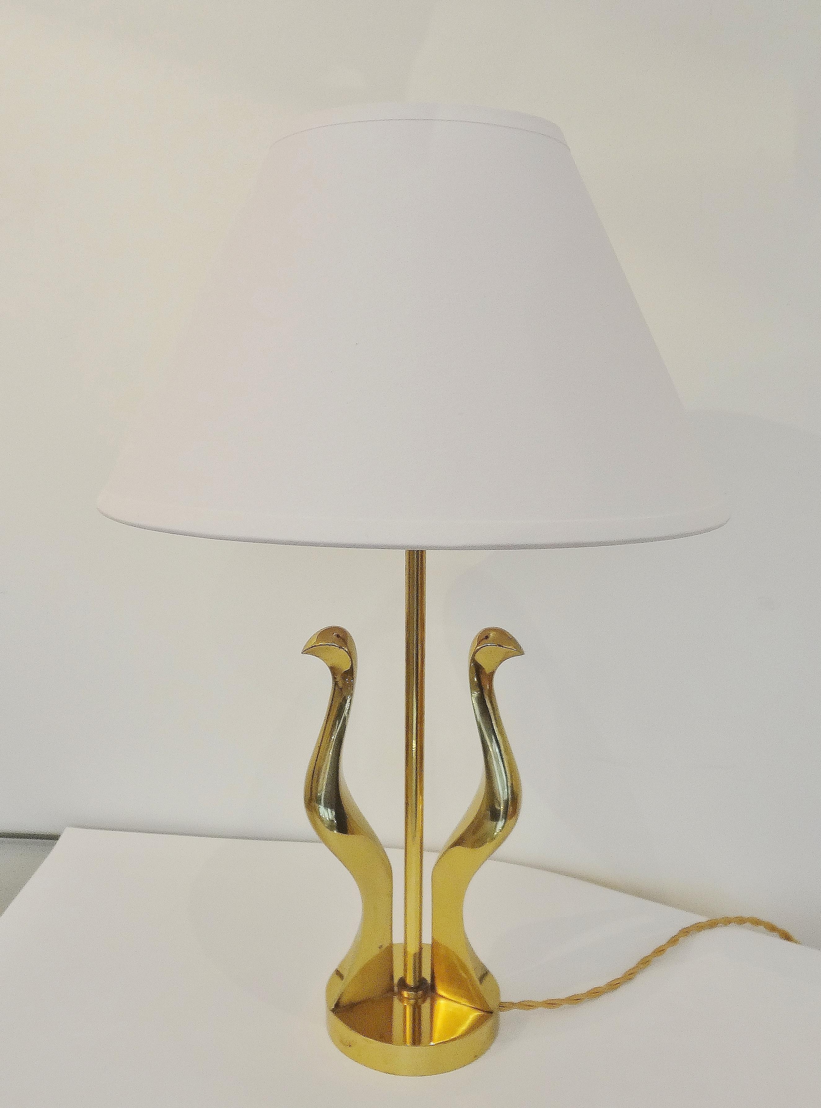 Riccardo Scarpa, Italie, 1960s.
Small refined table lamp with two stylized birds.
Gilt varnished polished bronze. One light. White shade.
Signed. Measures: Bronze 30 x L 12 cm.

Riccardo Scarpa (Venice, Italy 1905-), was a painter and sculptor.