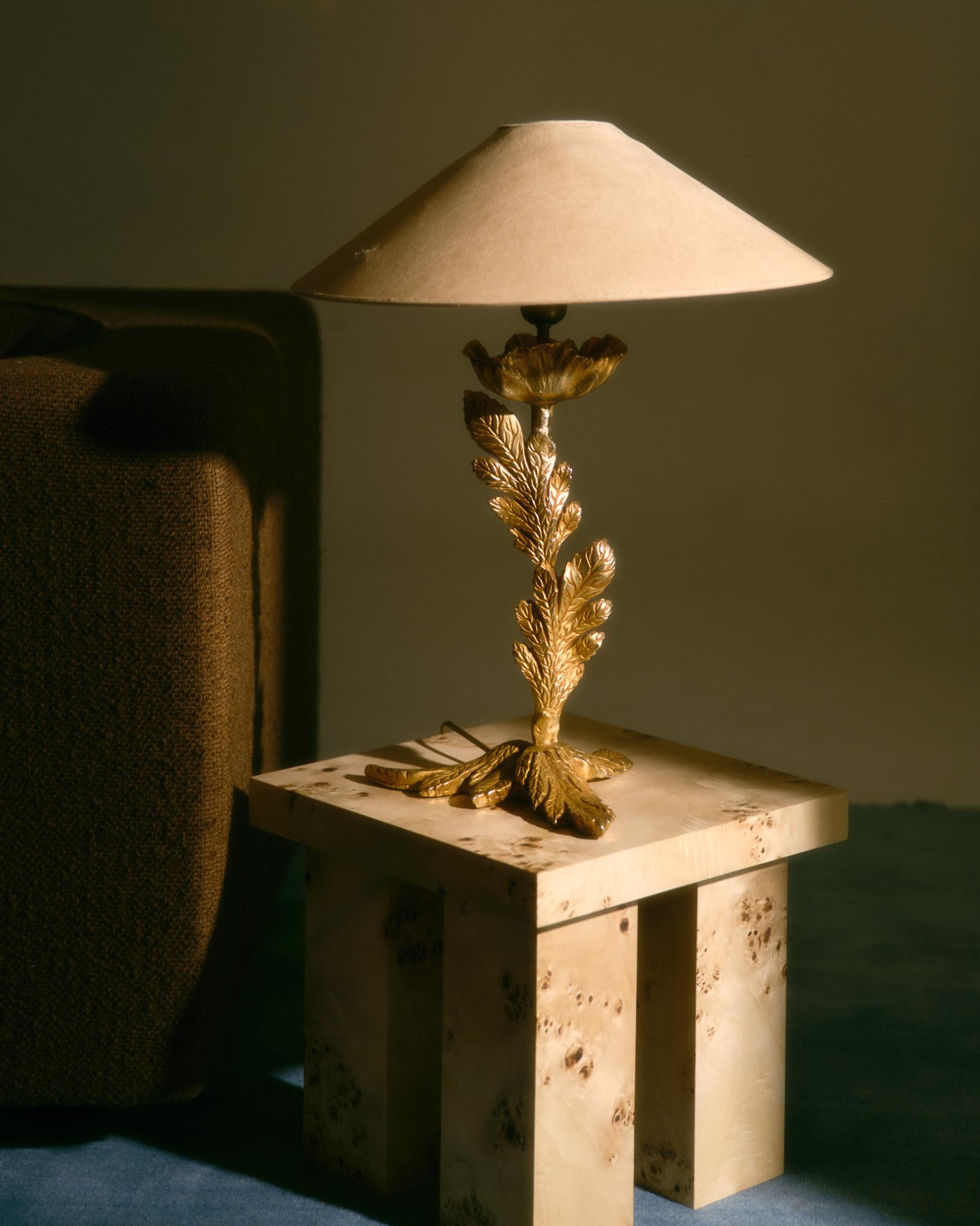 Lámpara de sobremesa de bronce dorado fabricada por Fondica, Francia, hacia 1980.
La estructura presenta un tallo adornado con hojas estriadas que surgen de una base esculpida, en un espíritu naturalista y decorativo típico del estilo