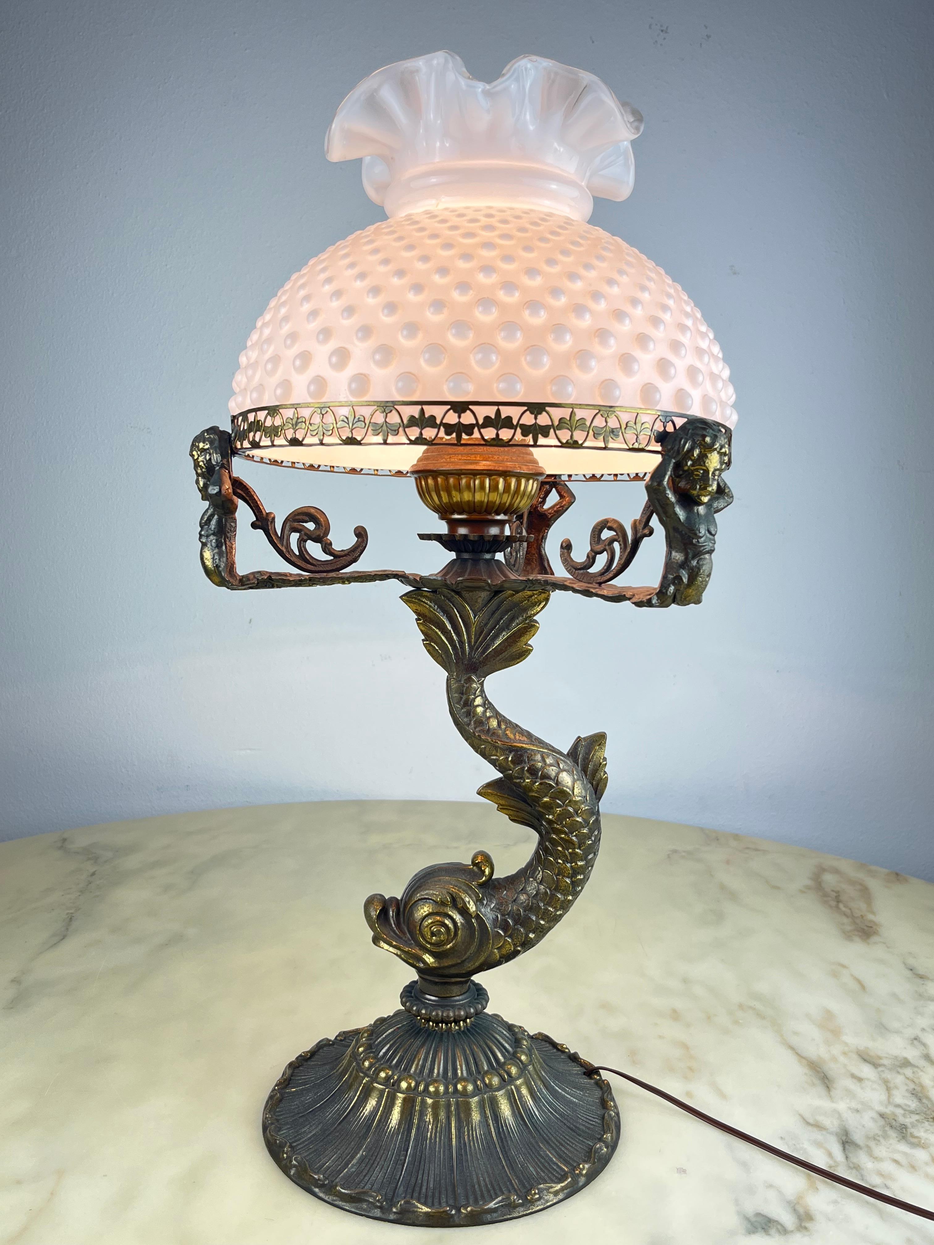 Bronze table lamp, Italy, 1950s
Found in a notary's office, it is intact and functional (E27 lamp).
Good condition, has a milky glass bowl.
Small signs of aging.