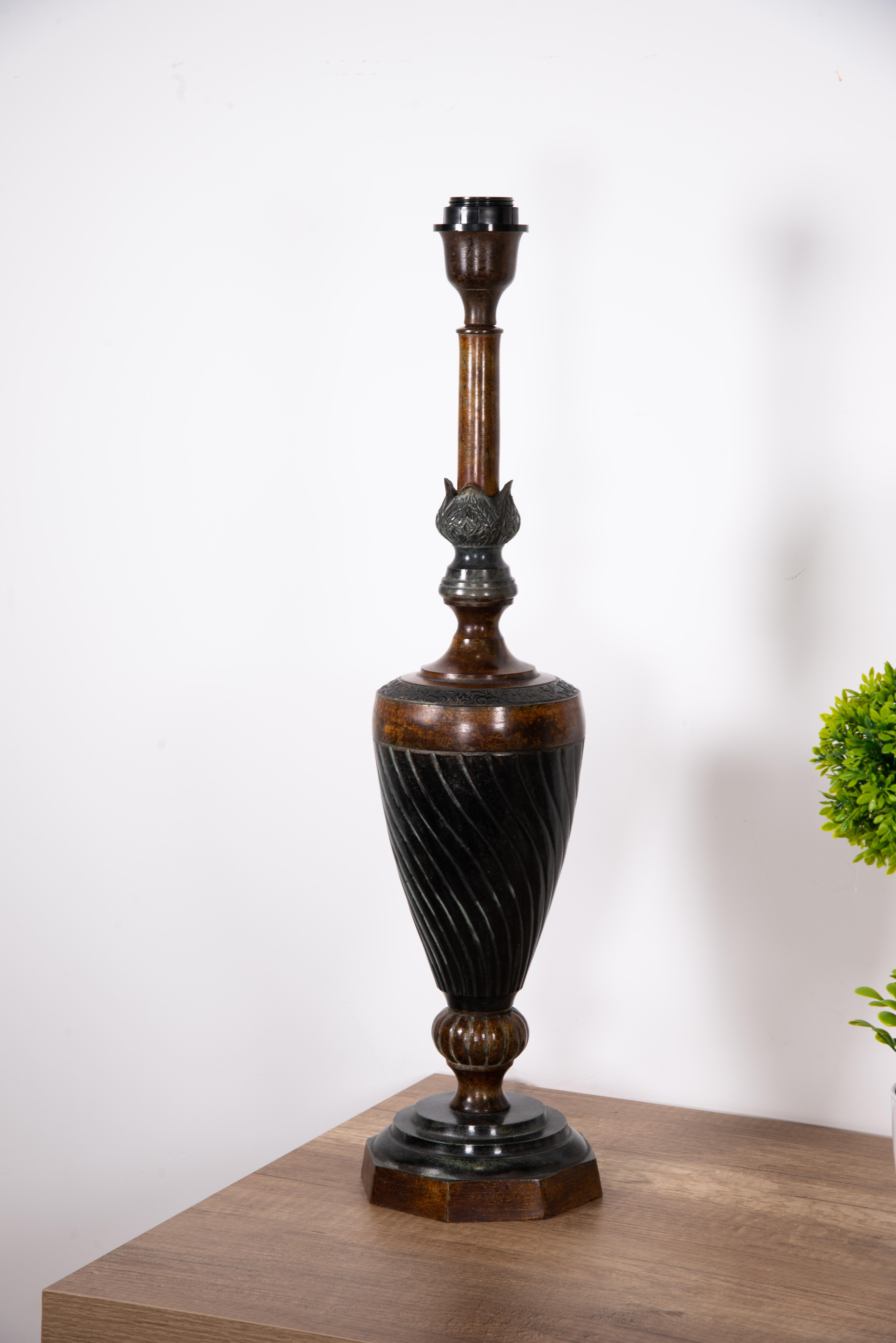 Europeo Lampada da tavolo in bronzo (vaso). in vendita