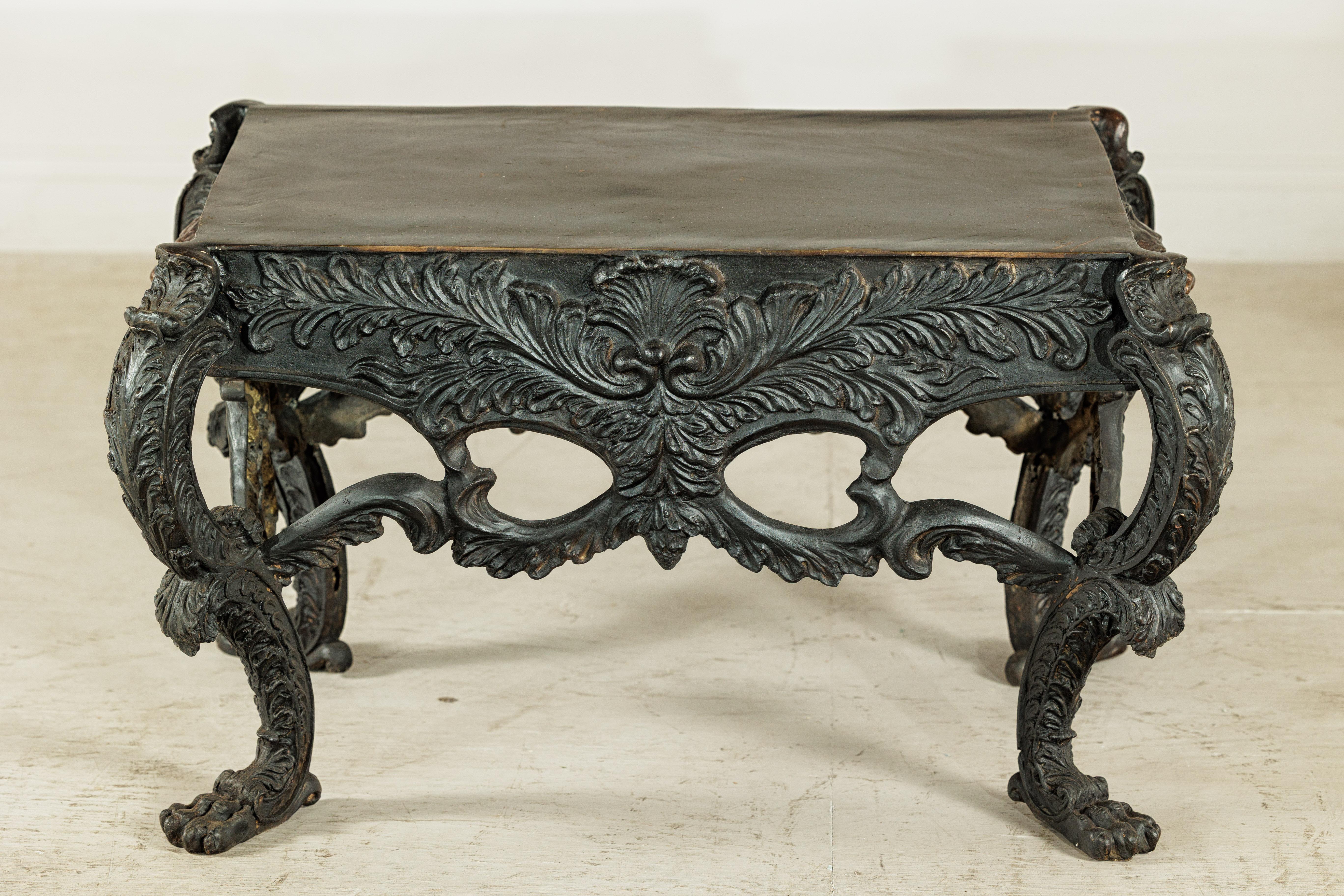 Mesa de Bronce con Cabezas de León Esculpidas, Patas y Detalles de Follaje Ornamentados en venta 5