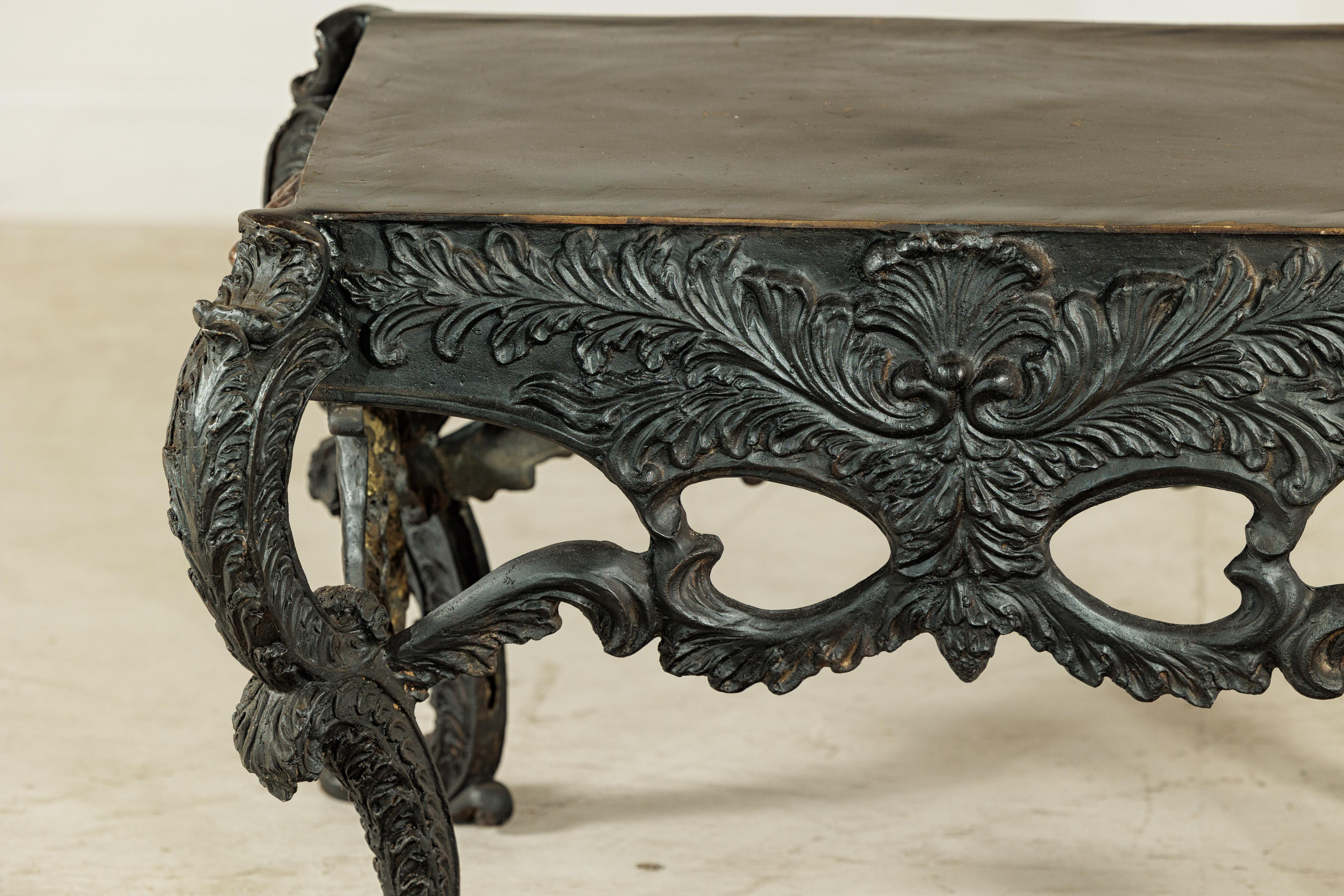Mesa de Bronce con Cabezas de León Esculpidas, Patas y Detalles de Follaje Ornamentados en venta 6