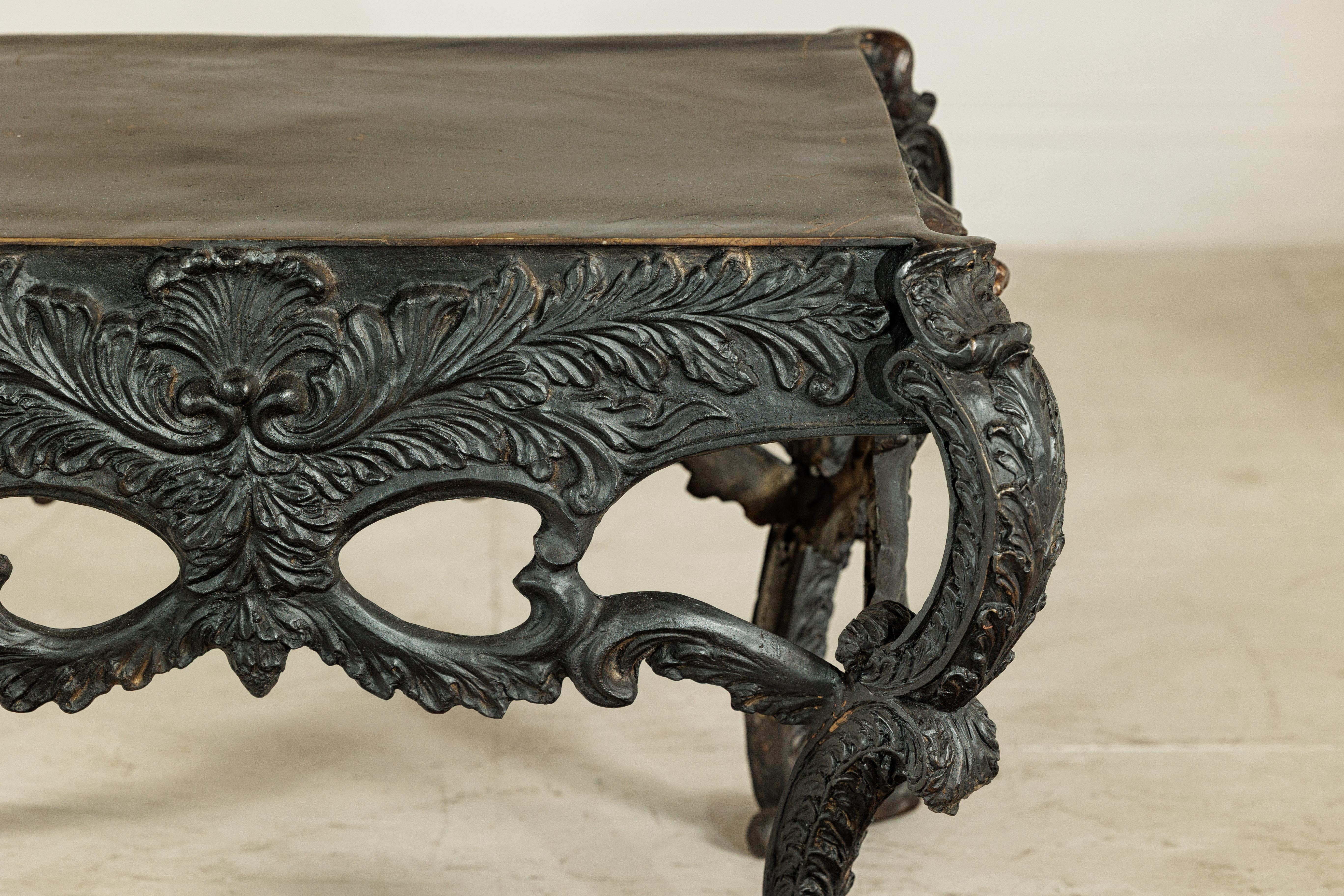 Mesa de Bronce con Cabezas de León Esculpidas, Patas y Detalles de Follaje Ornamentados en venta 7