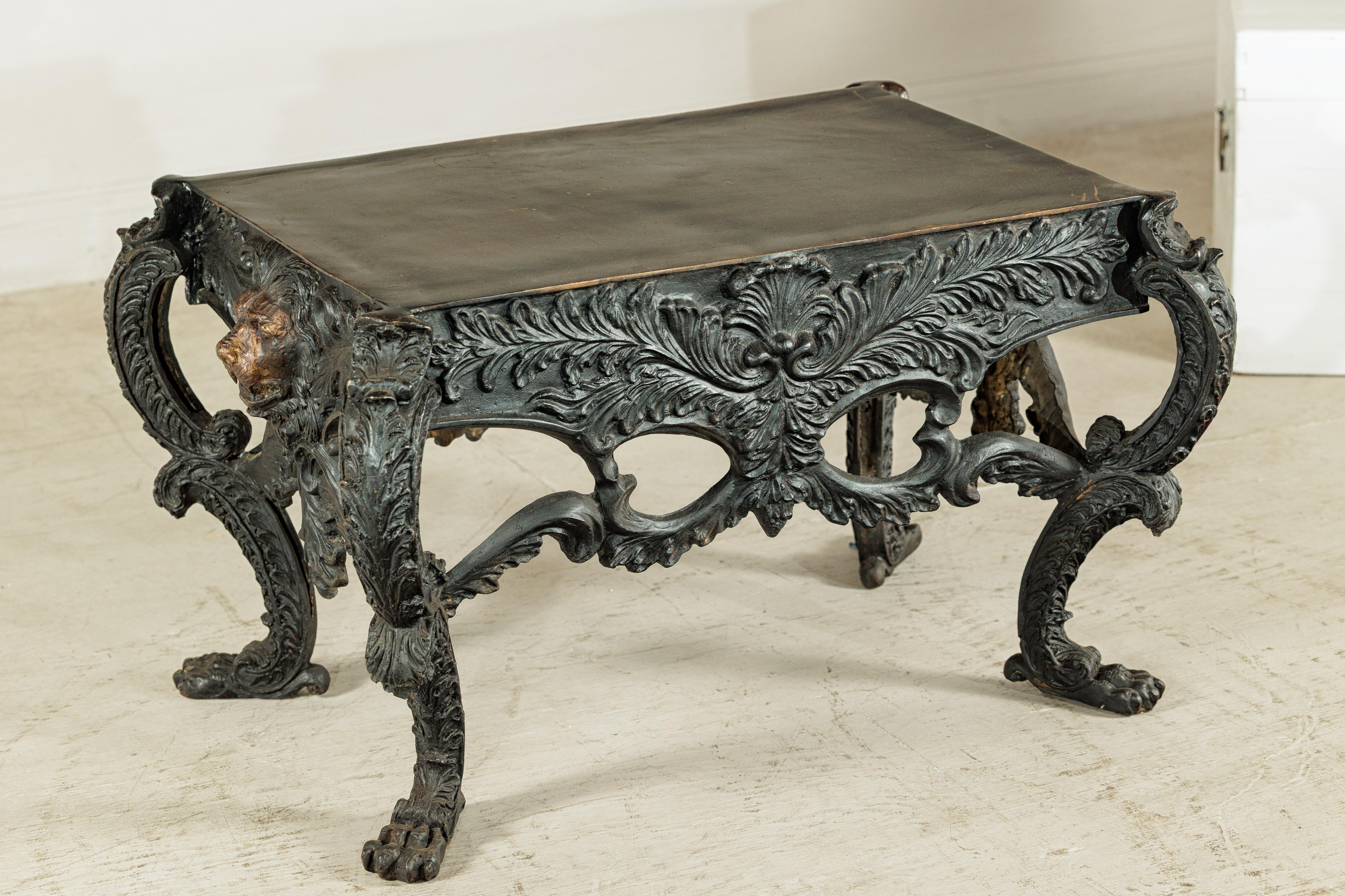 Mesa de Bronce con Cabezas de León Esculpidas, Patas y Detalles de Follaje Ornamentados en venta 8