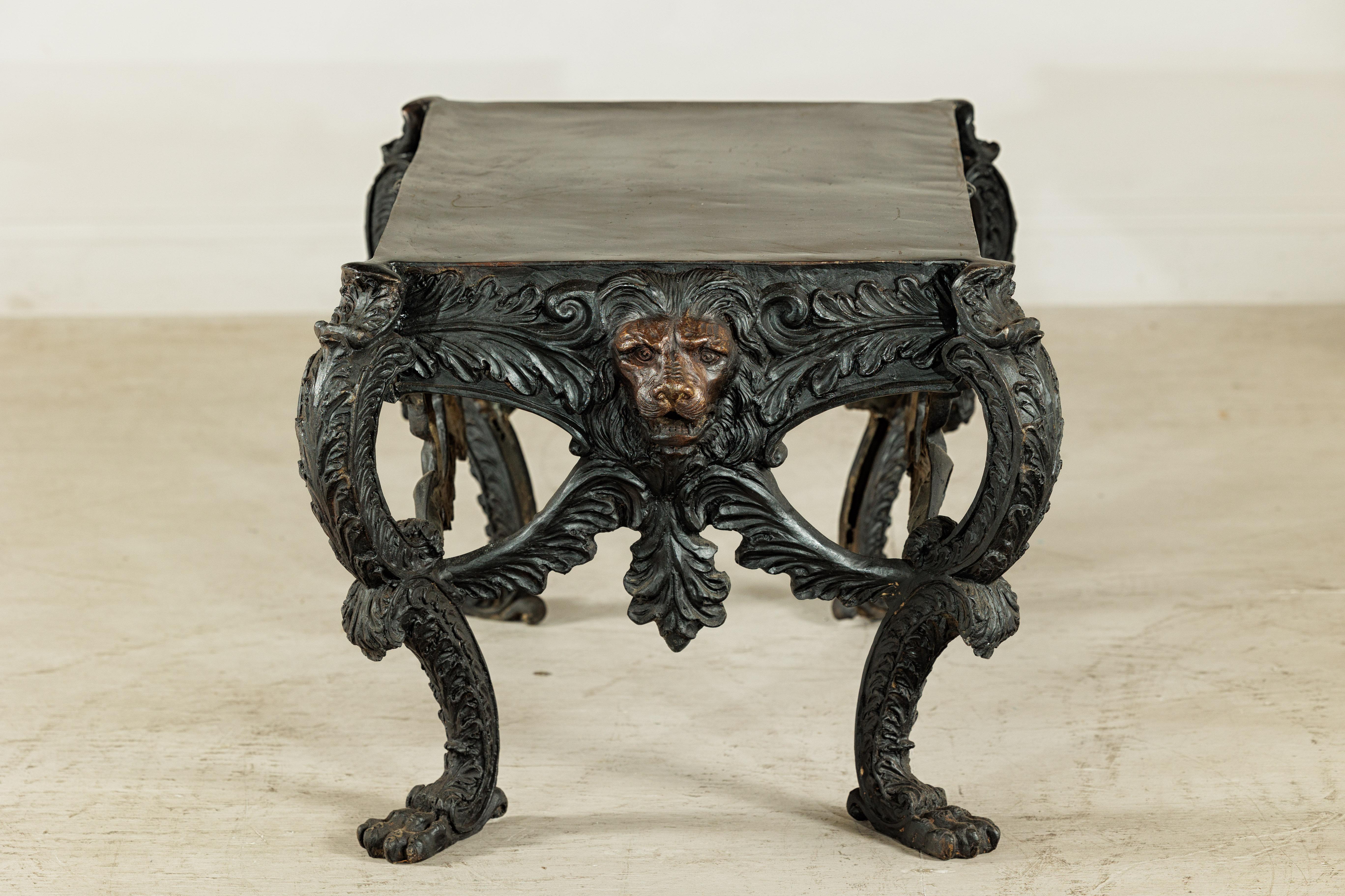 Mesa de Bronce con Cabezas de León Esculpidas, Patas y Detalles de Follaje Ornamentados en venta 9