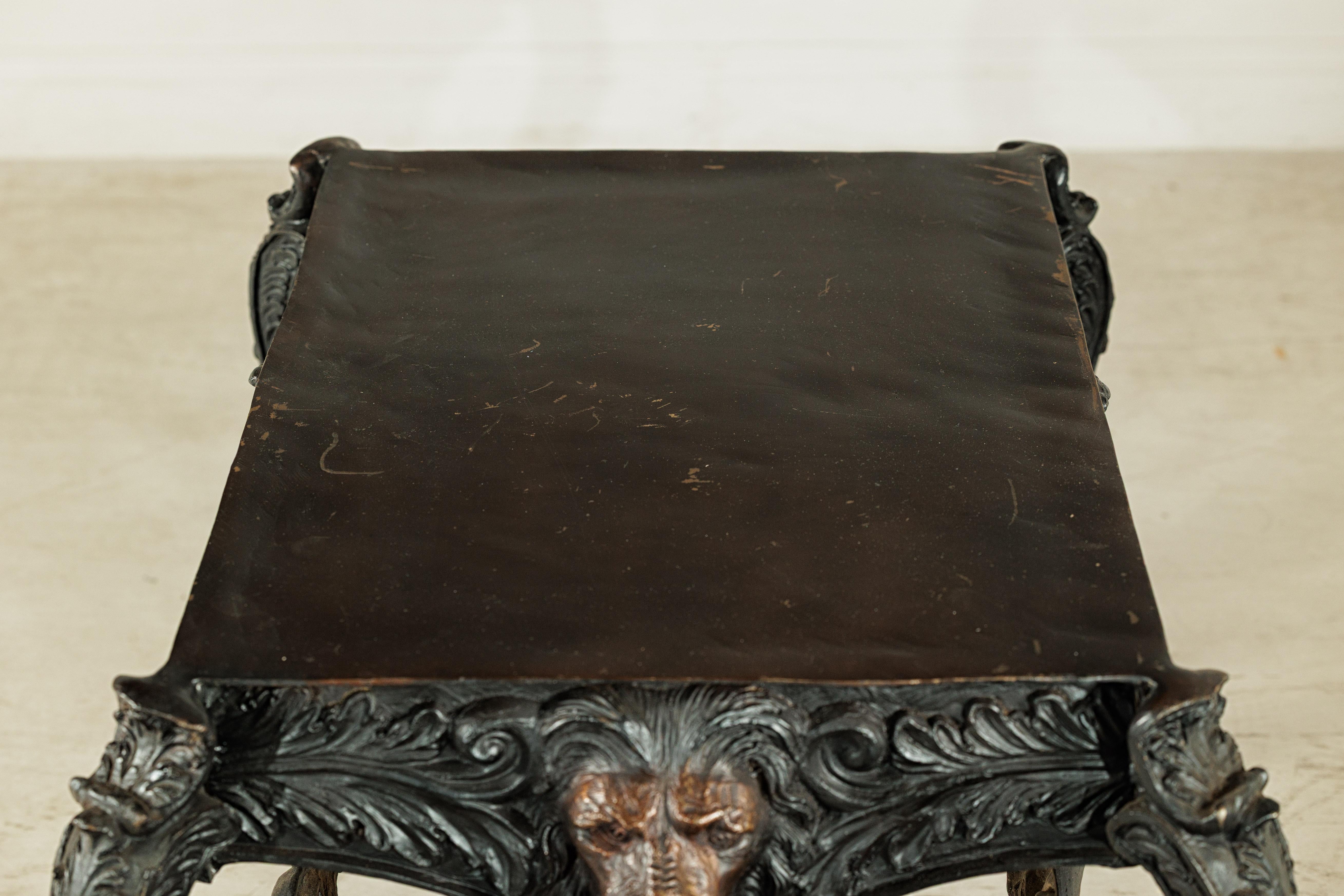 Mesa de Bronce con Cabezas de León Esculpidas, Patas y Detalles de Follaje Ornamentados en venta 10