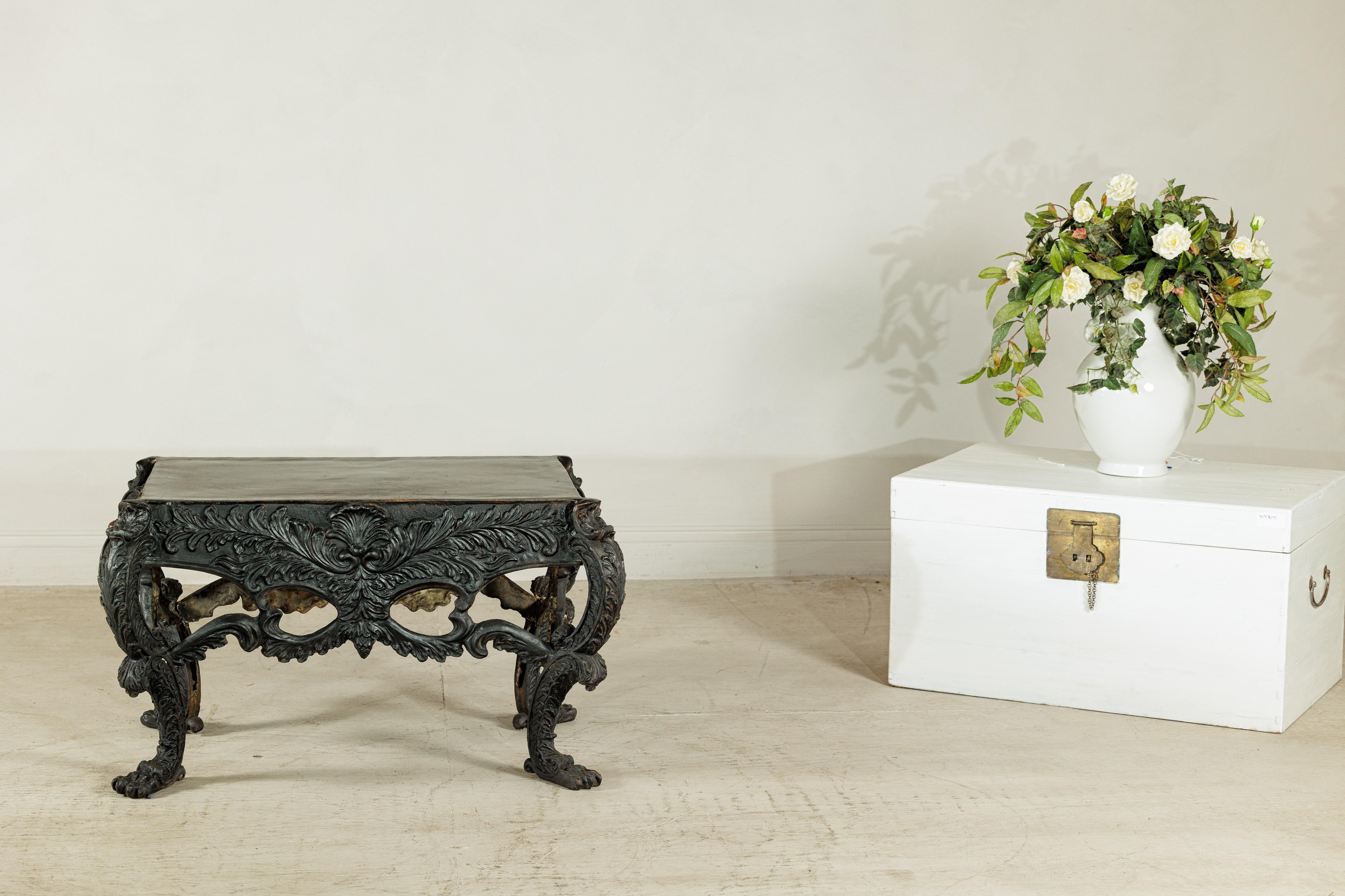 Mesa de Bronce con Cabezas de León Esculpidas, Patas y Detalles de Follaje Ornamentados en venta 11