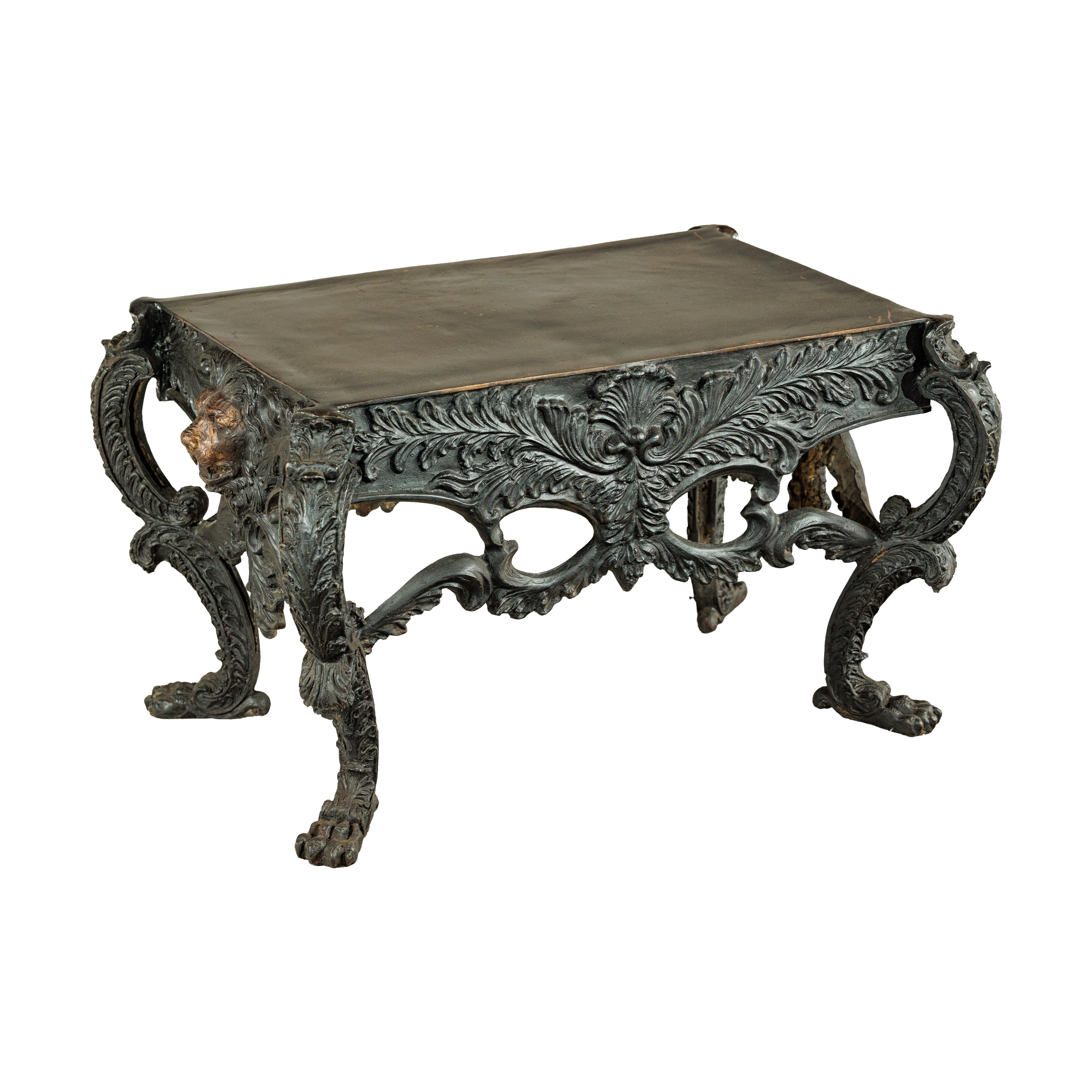 Mesa de Bronce con Cabezas de León Esculpidas, Patas y Detalles de Follaje Ornamentados en venta 12
