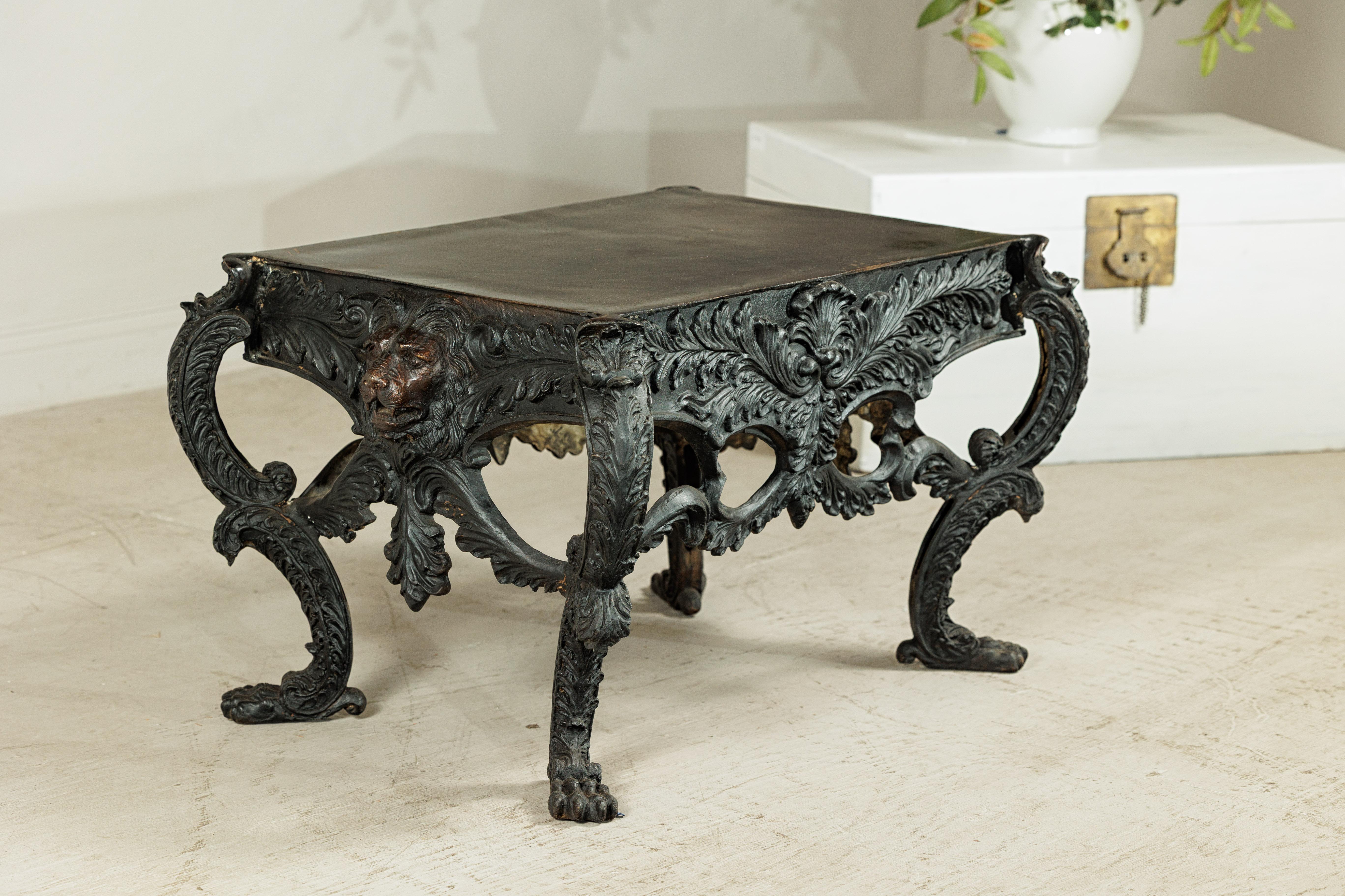 Mesa de Bronce con Cabezas de León Esculpidas, Patas y Detalles de Follaje Ornamentados Vaciado en venta