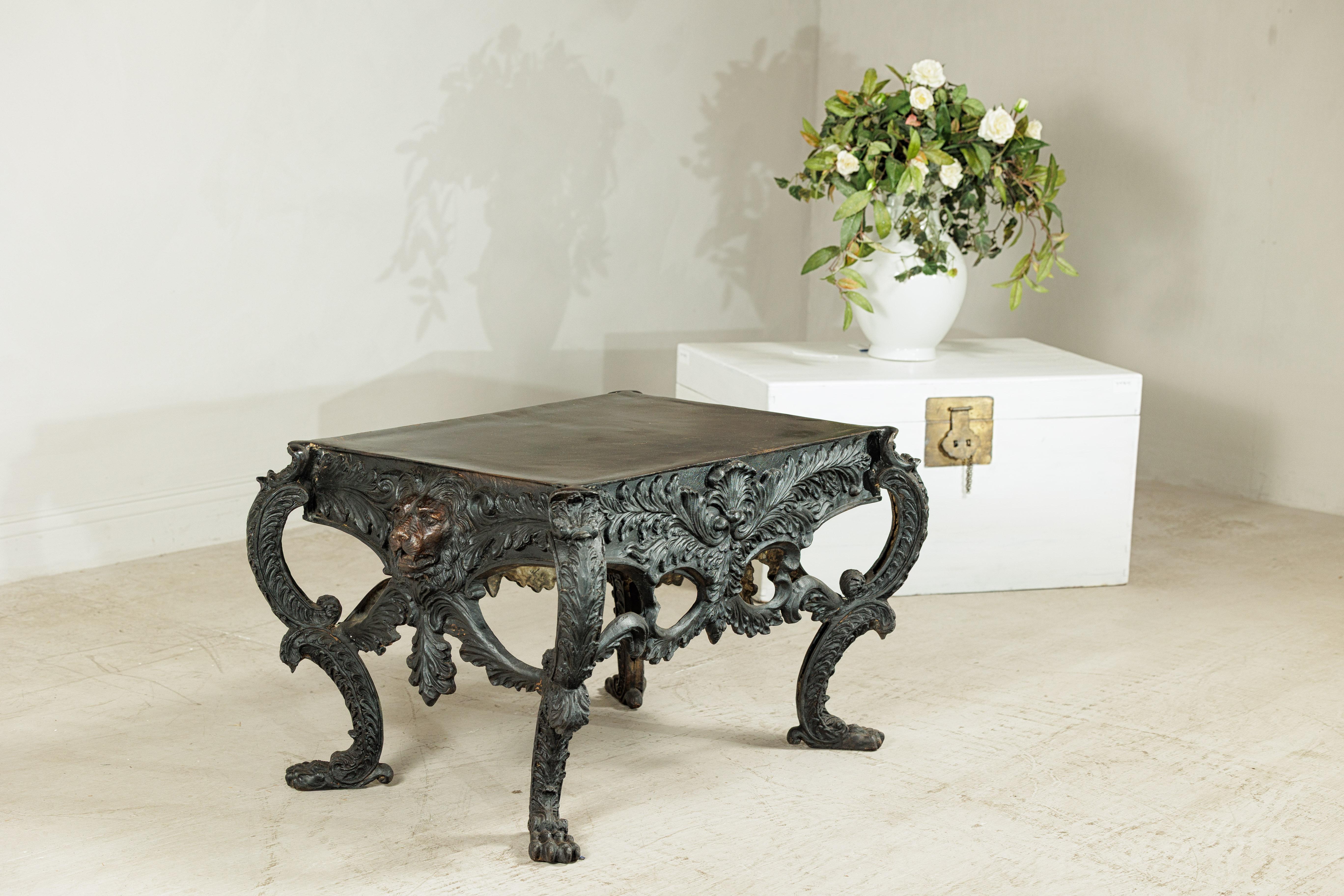 Mesa de Bronce con Cabezas de León Esculpidas, Patas y Detalles de Follaje Ornamentados en Bueno estado para la venta en Yonkers, NY