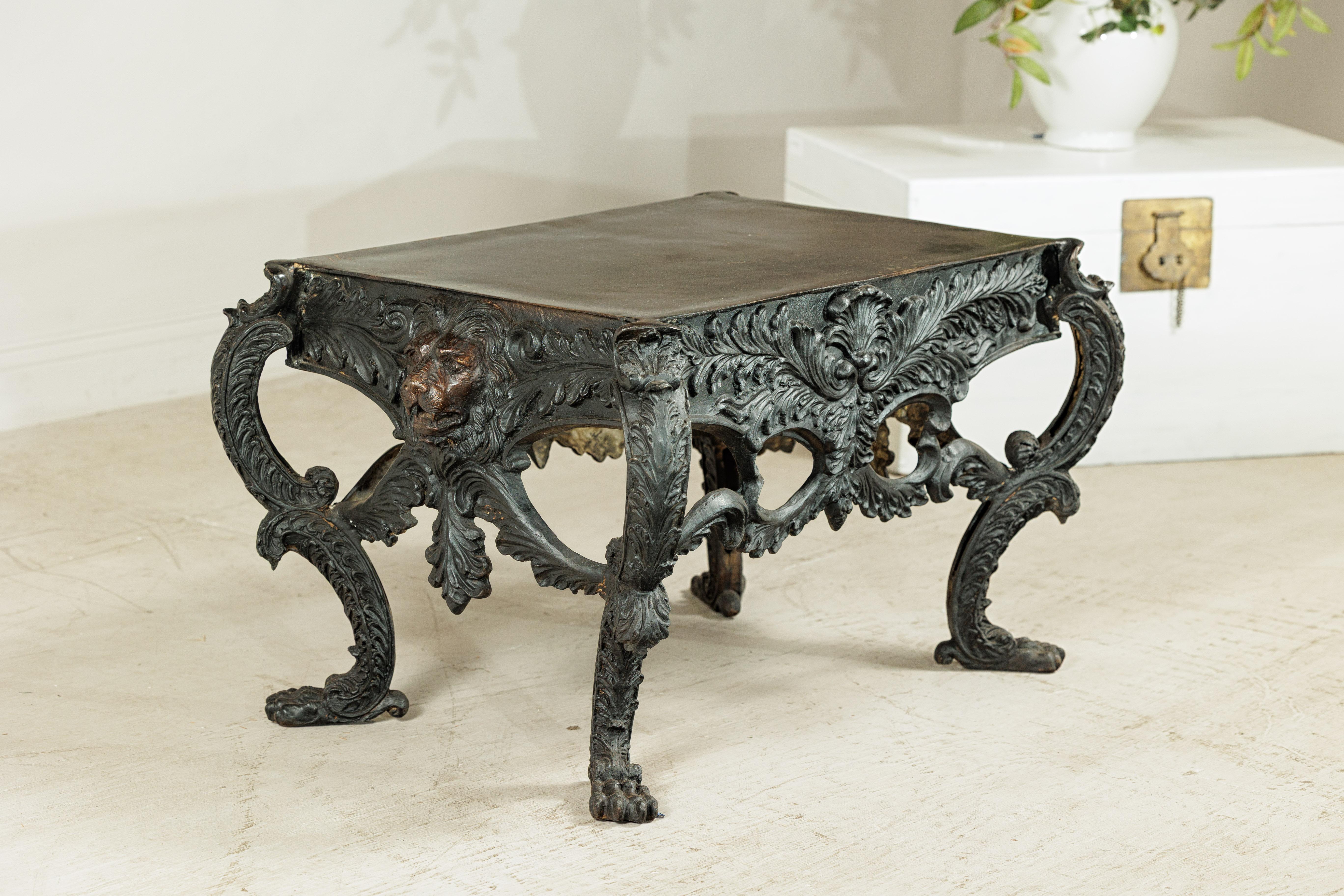 Mesa de Bronce con Cabezas de León Esculpidas, Patas y Detalles de Follaje Ornamentados siglo XX en venta