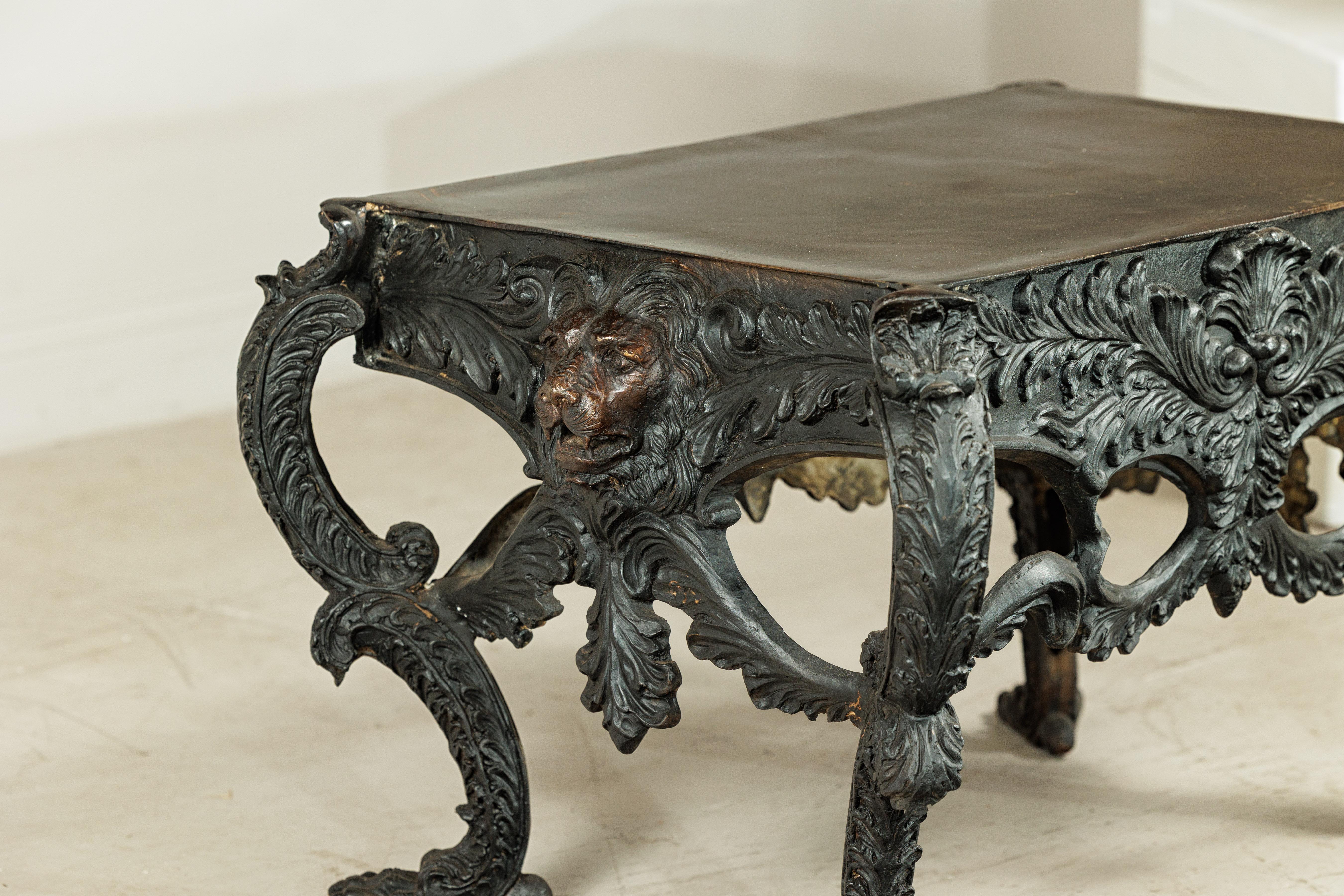 Mesa de Bronce con Cabezas de León Esculpidas, Patas y Detalles de Follaje Ornamentados en venta 1