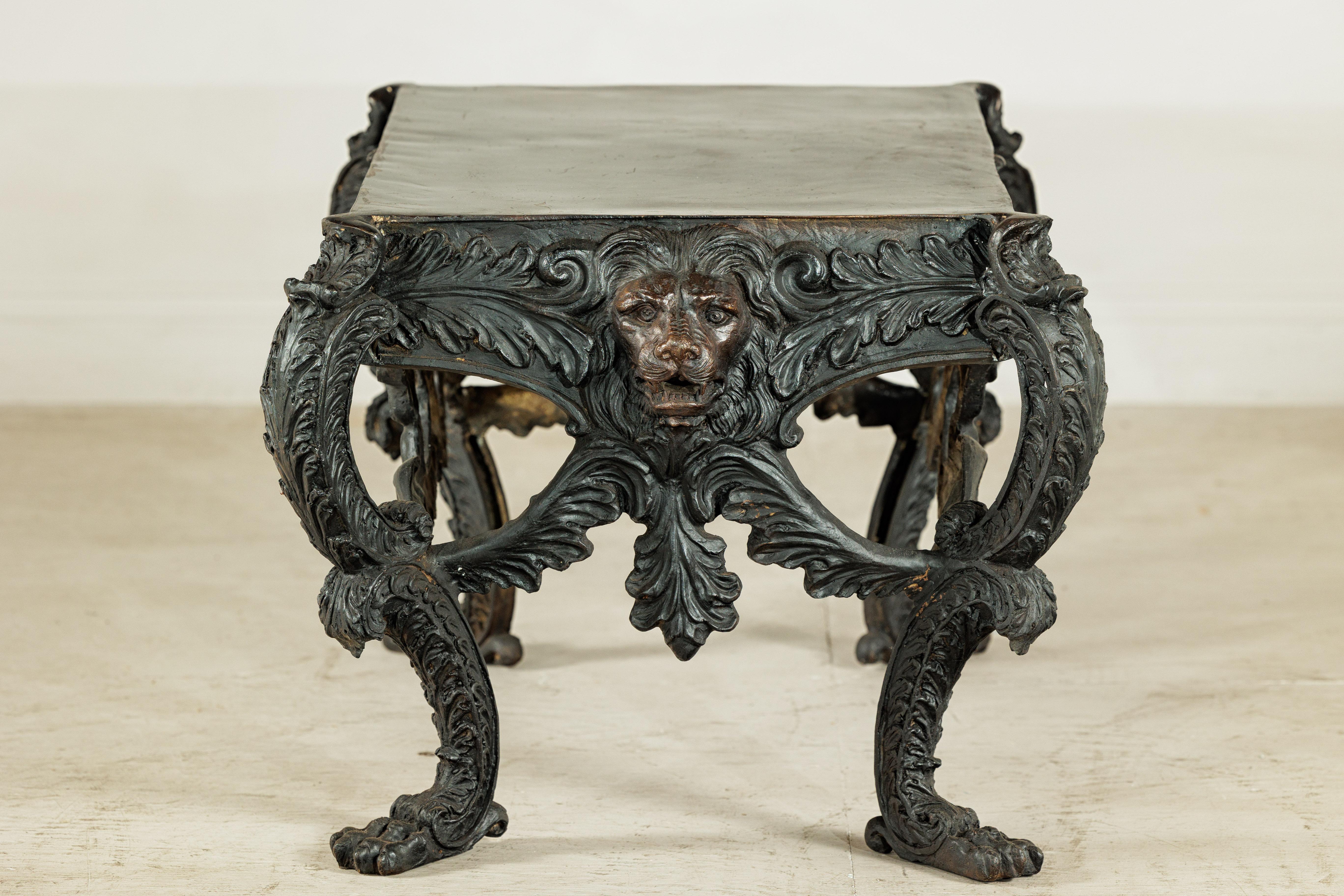 Mesa de Bronce con Cabezas de León Esculpidas, Patas y Detalles de Follaje Ornamentados en venta 2