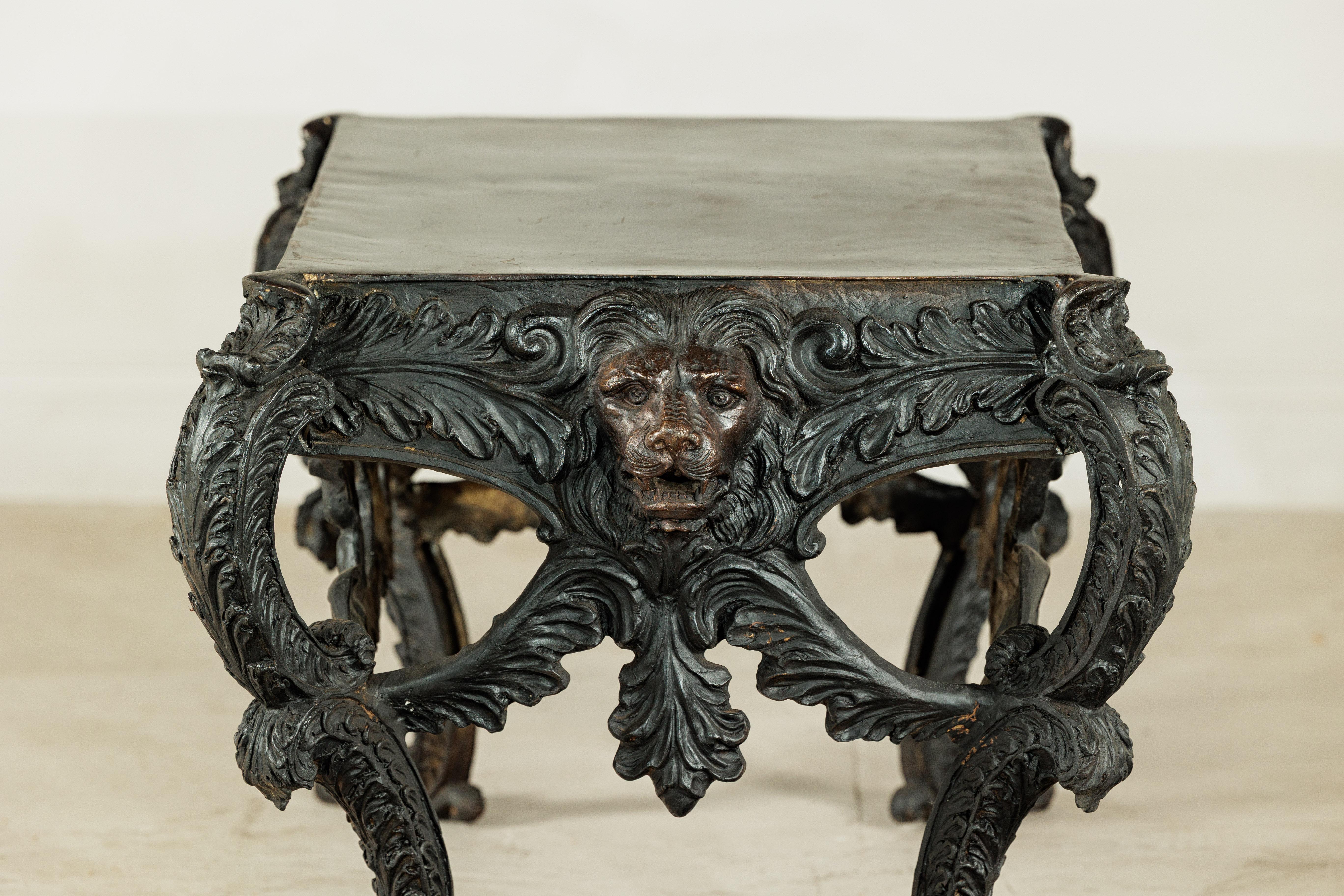 Mesa de Bronce con Cabezas de León Esculpidas, Patas y Detalles de Follaje Ornamentados en venta 3