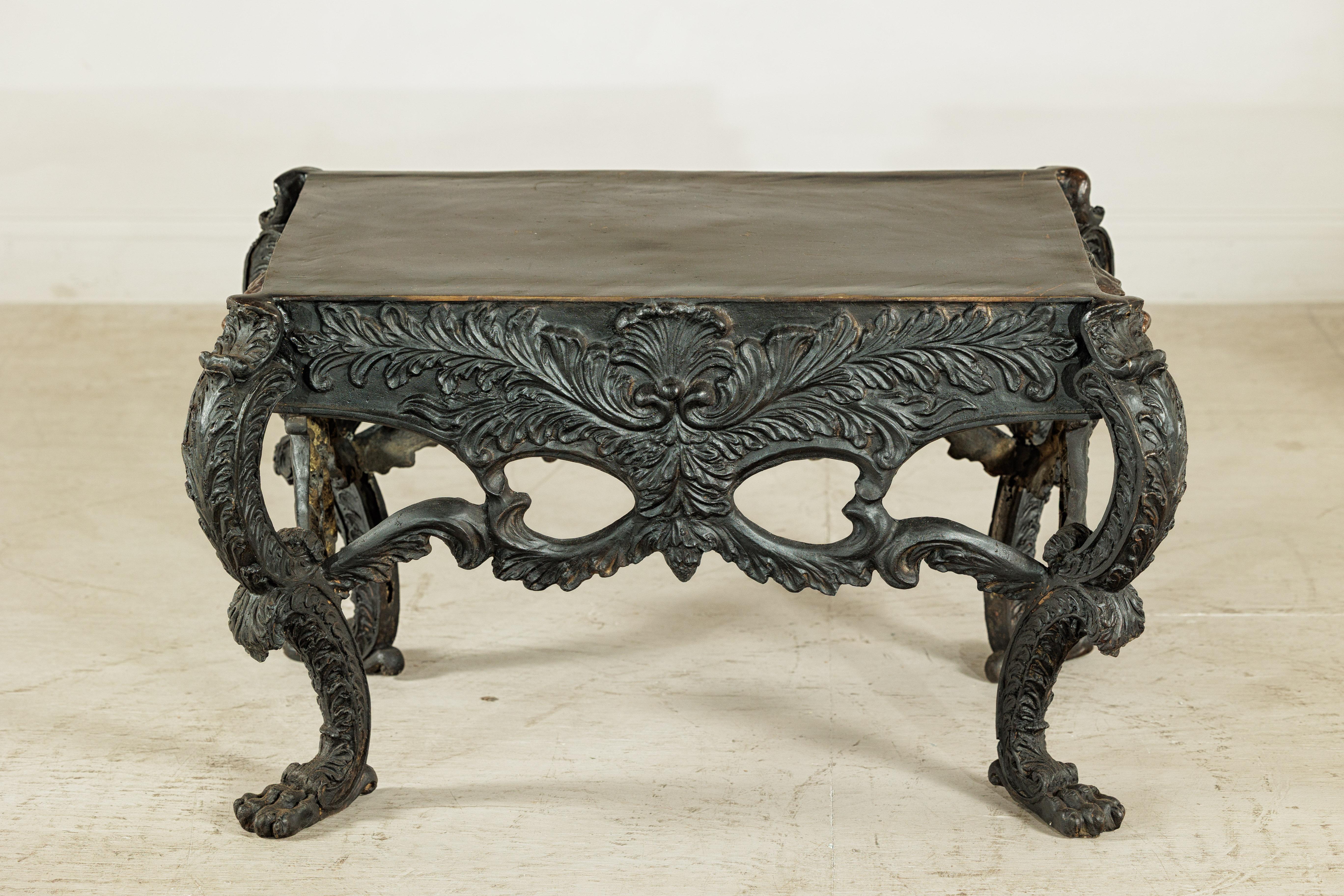 Mesa de Bronce con Cabezas de León Esculpidas, Patas y Detalles de Follaje Ornamentados en venta 4