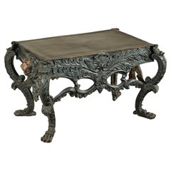 Mesa de Bronce con Cabezas de León Esculpidas, Patas y Detalles de Follaje Ornamentados