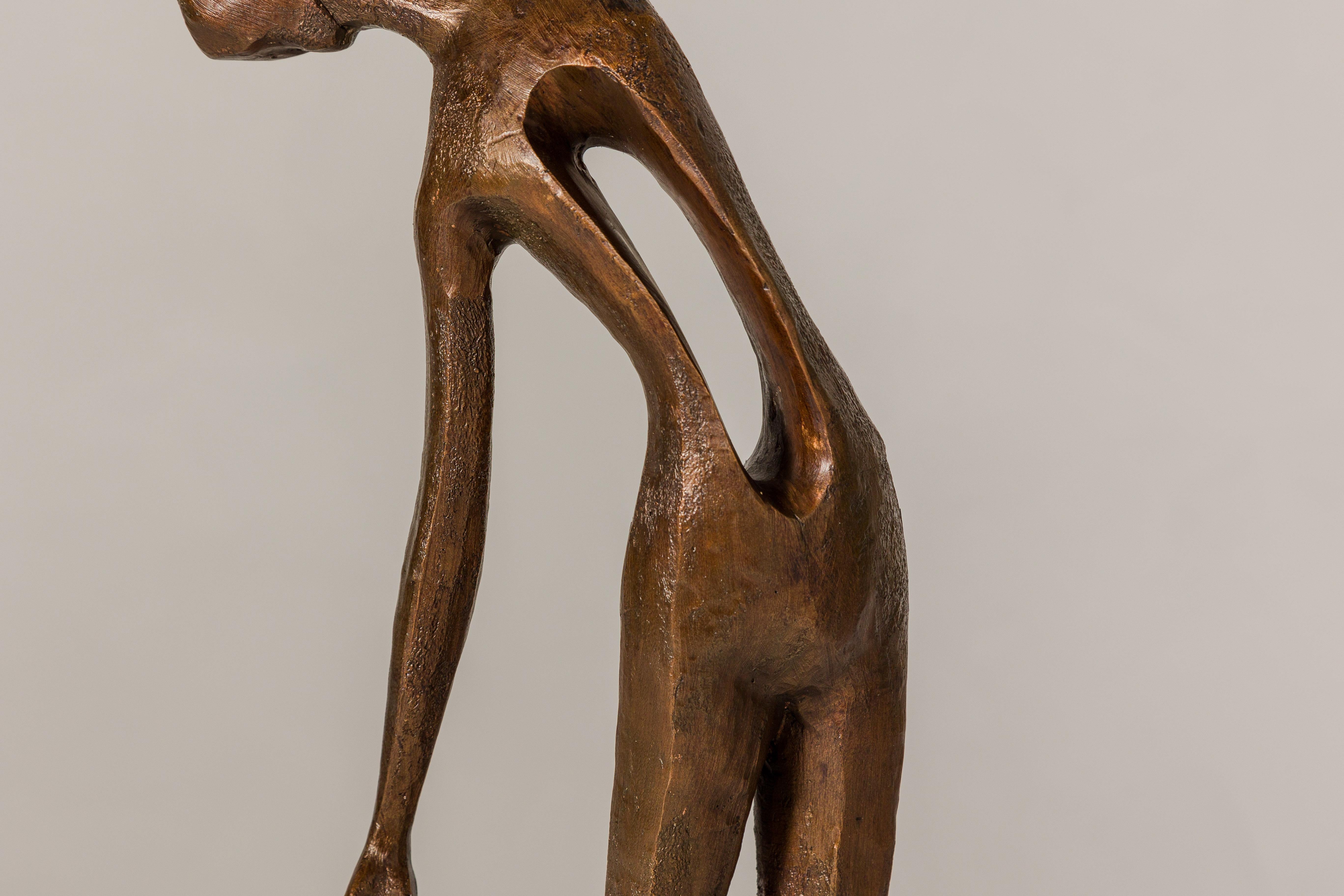 Statuette de table en bronze représentant une femme d'inspiration abstraite sur socle en marbre en vente 3