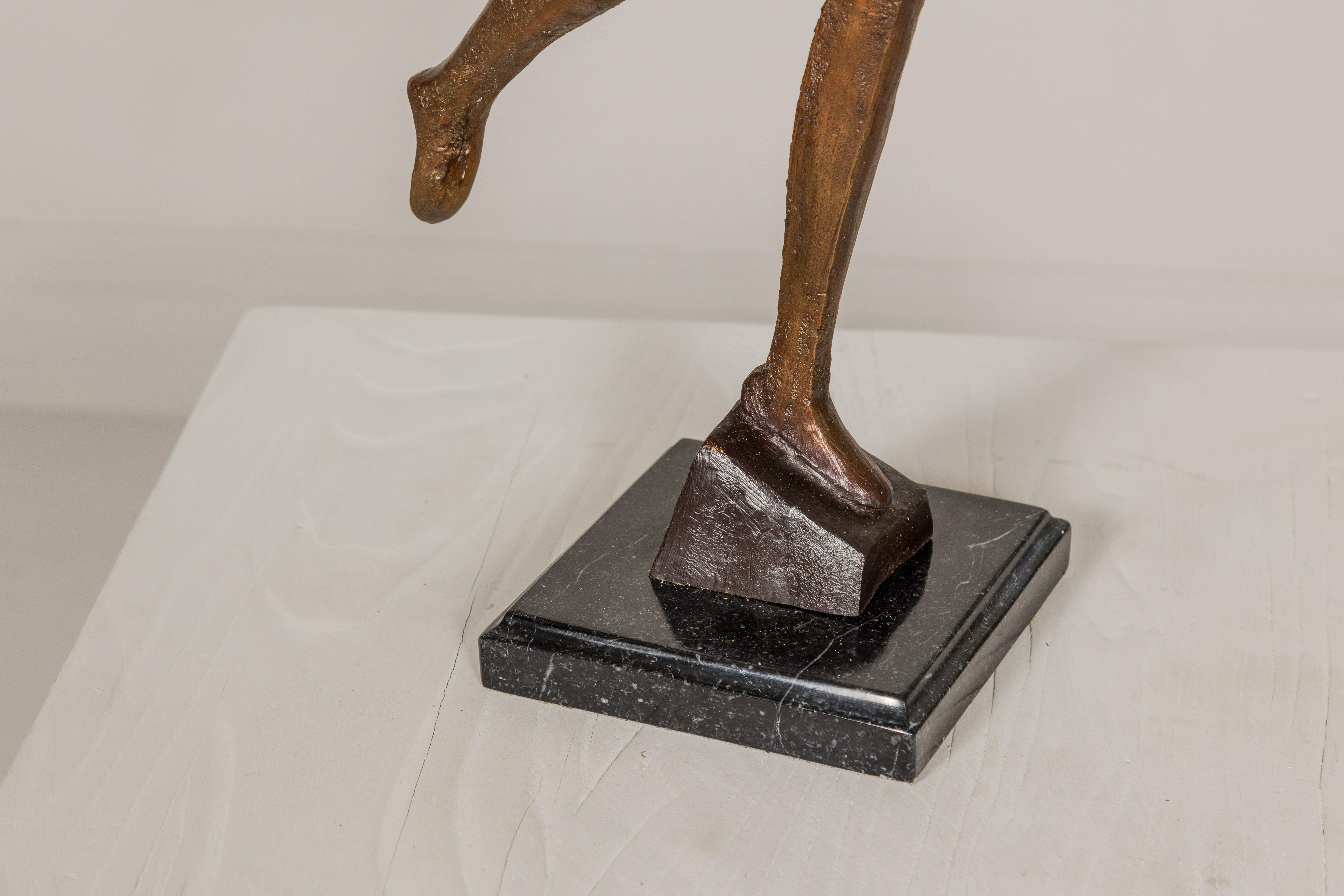 Statuette de table en bronze représentant une femme d'inspiration abstraite sur socle en marbre en vente 4