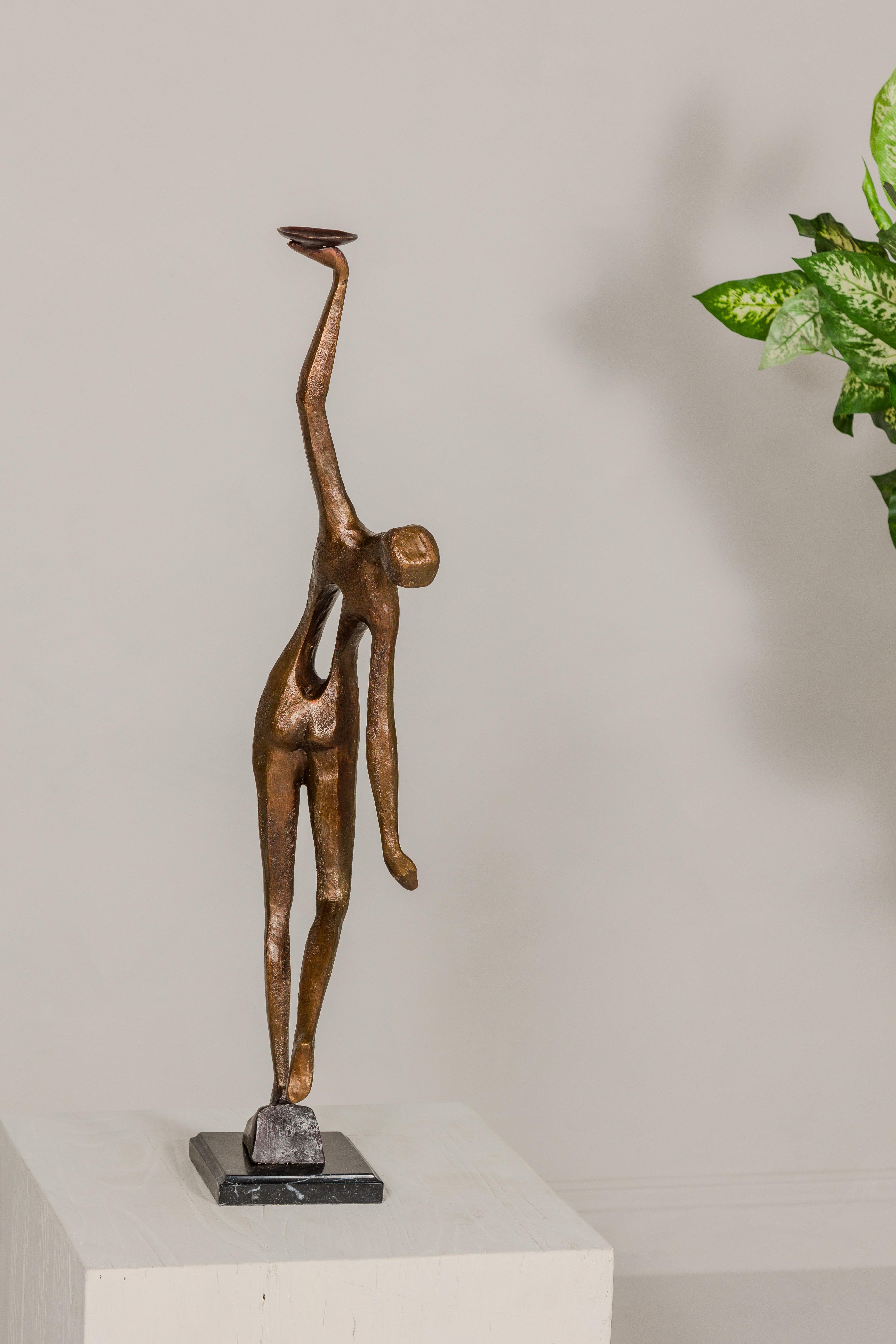 Statuette de table en bronze représentant une femme d'inspiration abstraite sur socle en marbre en vente 6
