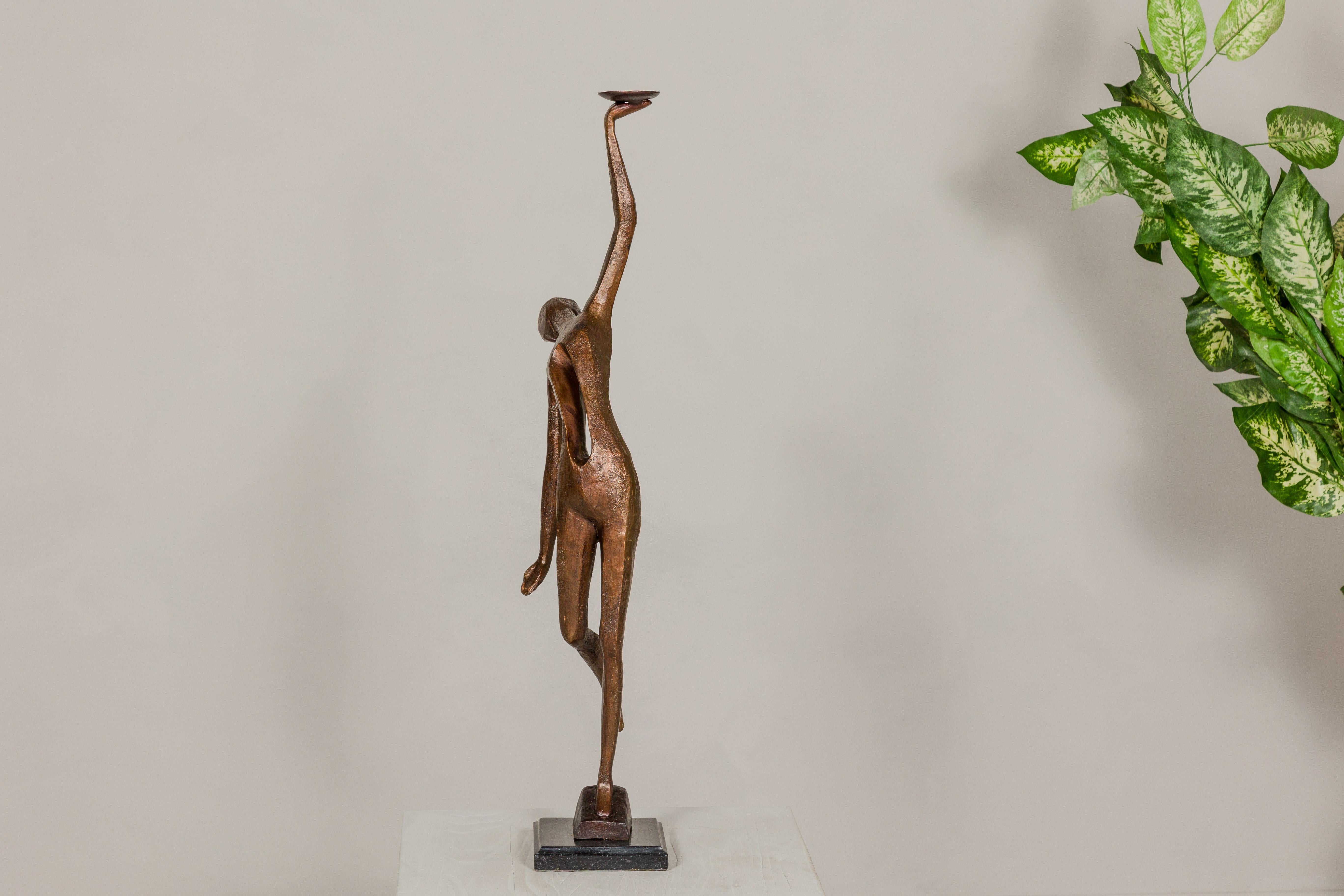 Statuette de table en bronze représentant une femme d'inspiration abstraite sur socle en marbre en vente 9
