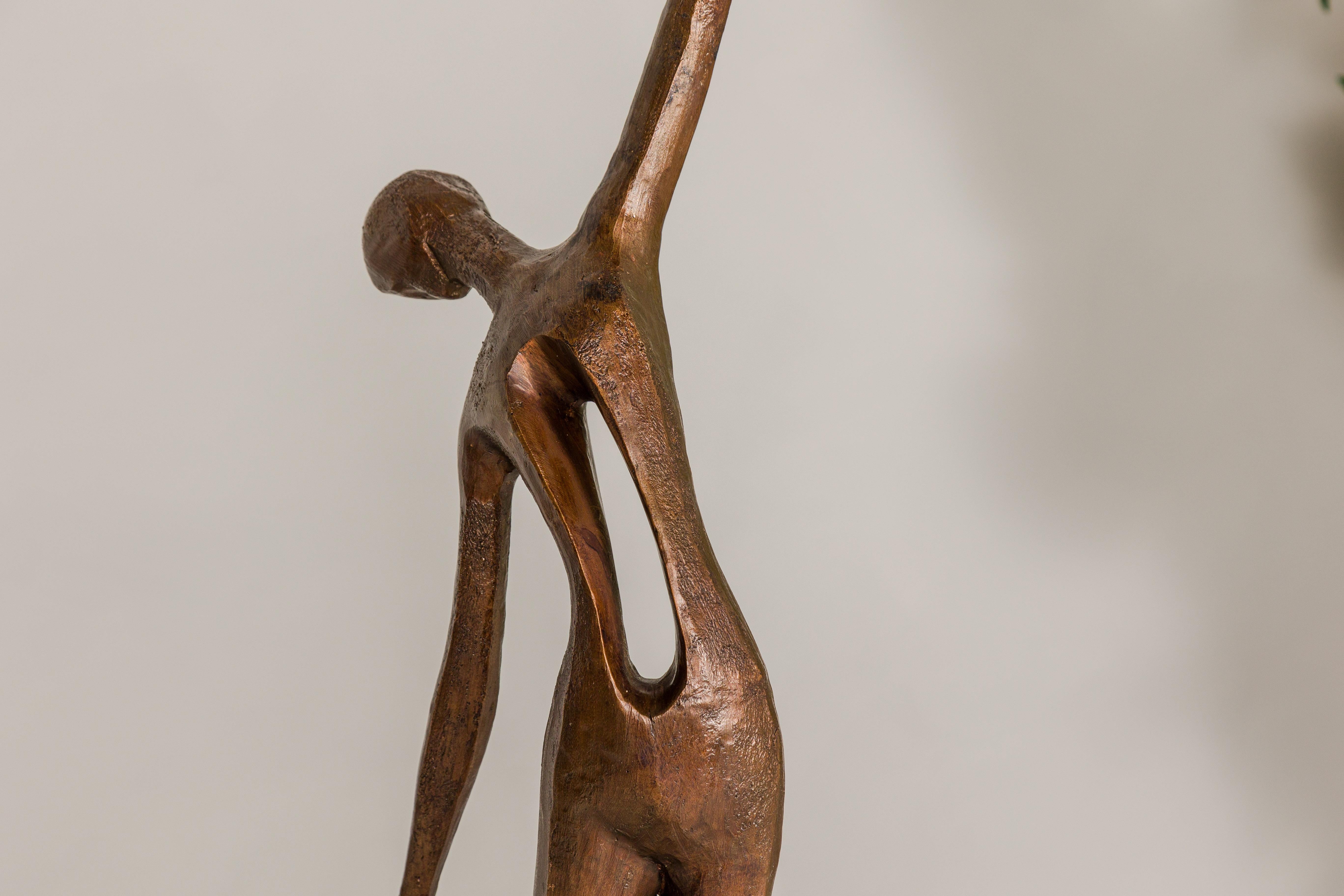 Statuette de table en bronze représentant une femme d'inspiration abstraite sur socle en marbre en vente 10