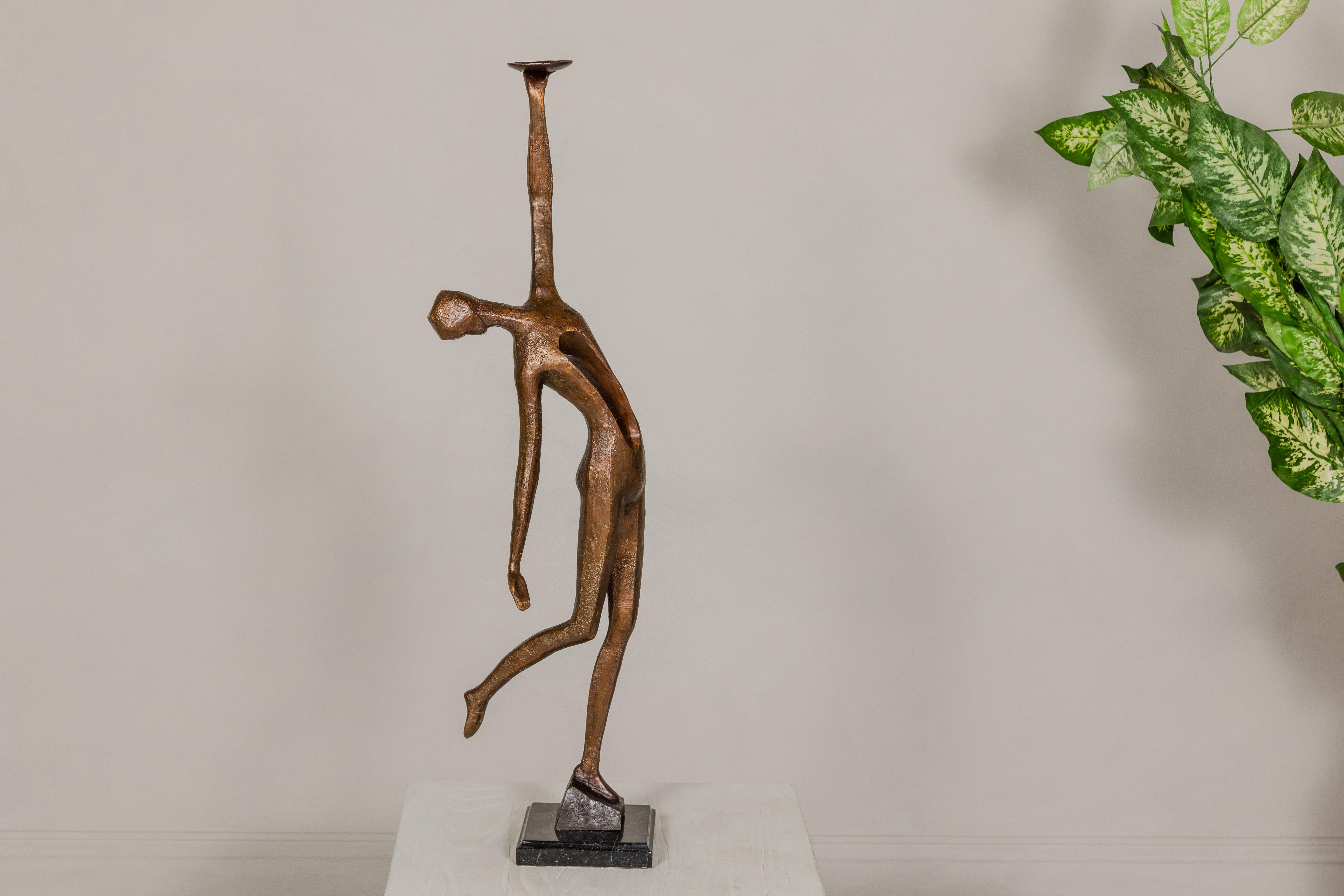 Statuette de table en bronze représentant une femme d'inspiration abstraite sur socle en marbre en vente 11