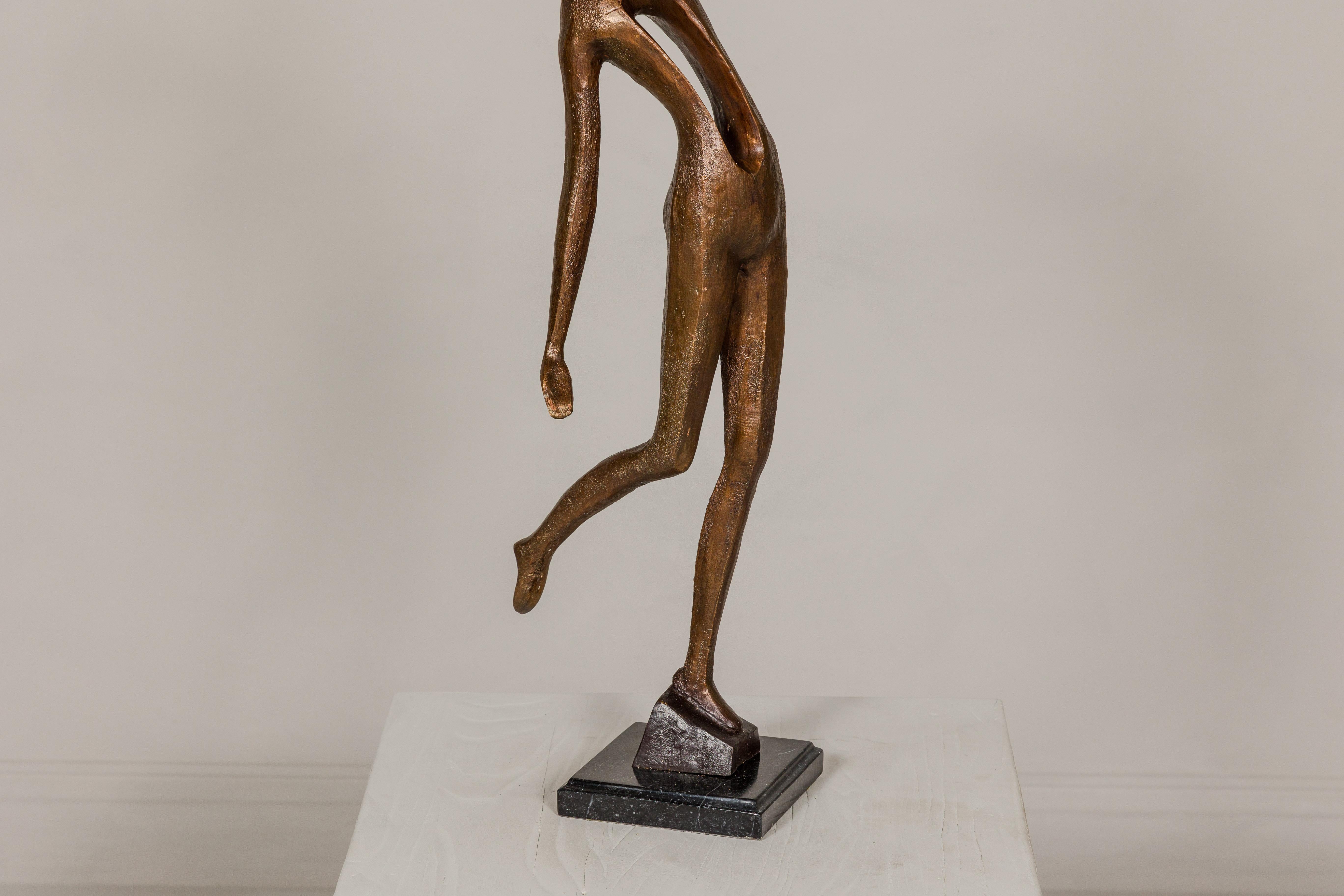 Bronze Statuette de table en bronze représentant une femme d'inspiration abstraite sur socle en marbre en vente