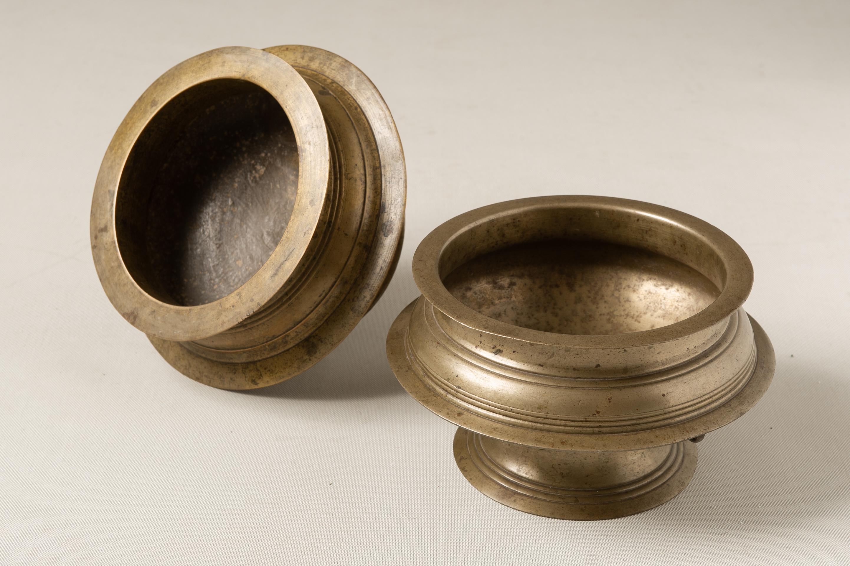 Rare pair of bronze elegant pedestal bowls from Kerala (India). They were used as temple offering bowls and everyone is in slightly different sizes. It' very difficult to find this type of bowls.
sizes: diameter 24 x height 14 - other: diameter 24 x