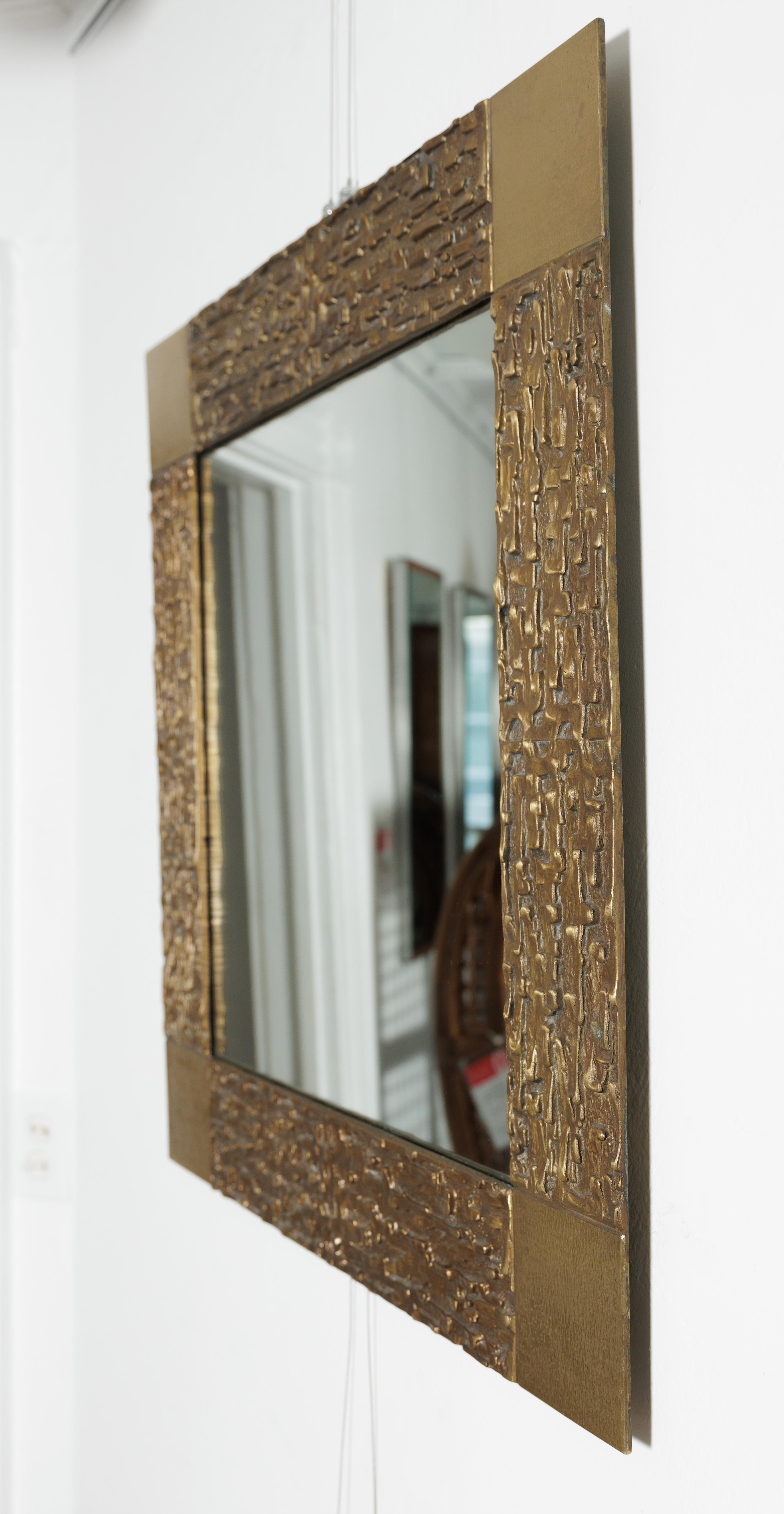 Mid-Century Modern Miroir entouré de bronze texturé, par Frigerio en vente
