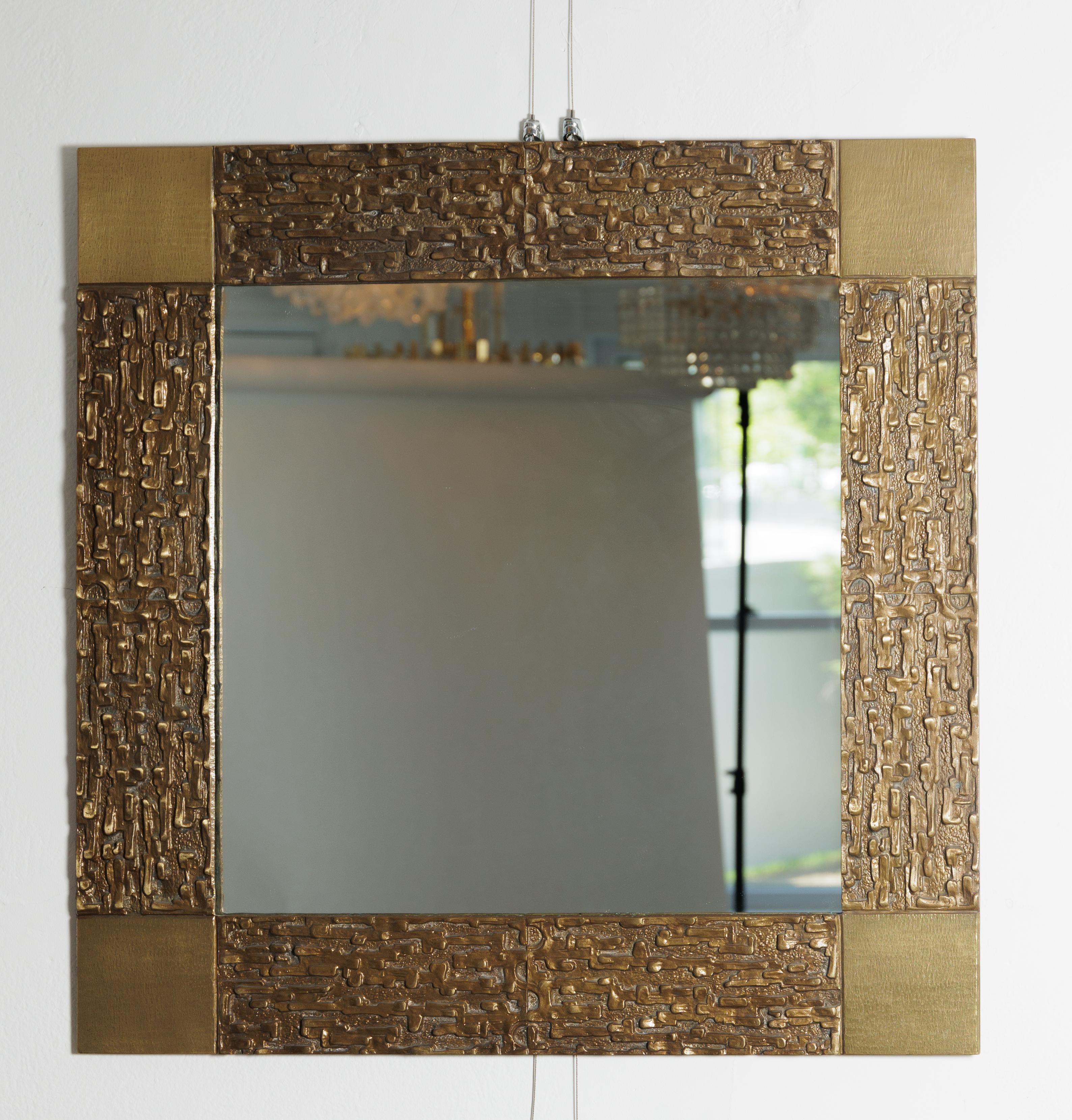 italien Miroir entouré de bronze texturé, par Frigerio en vente