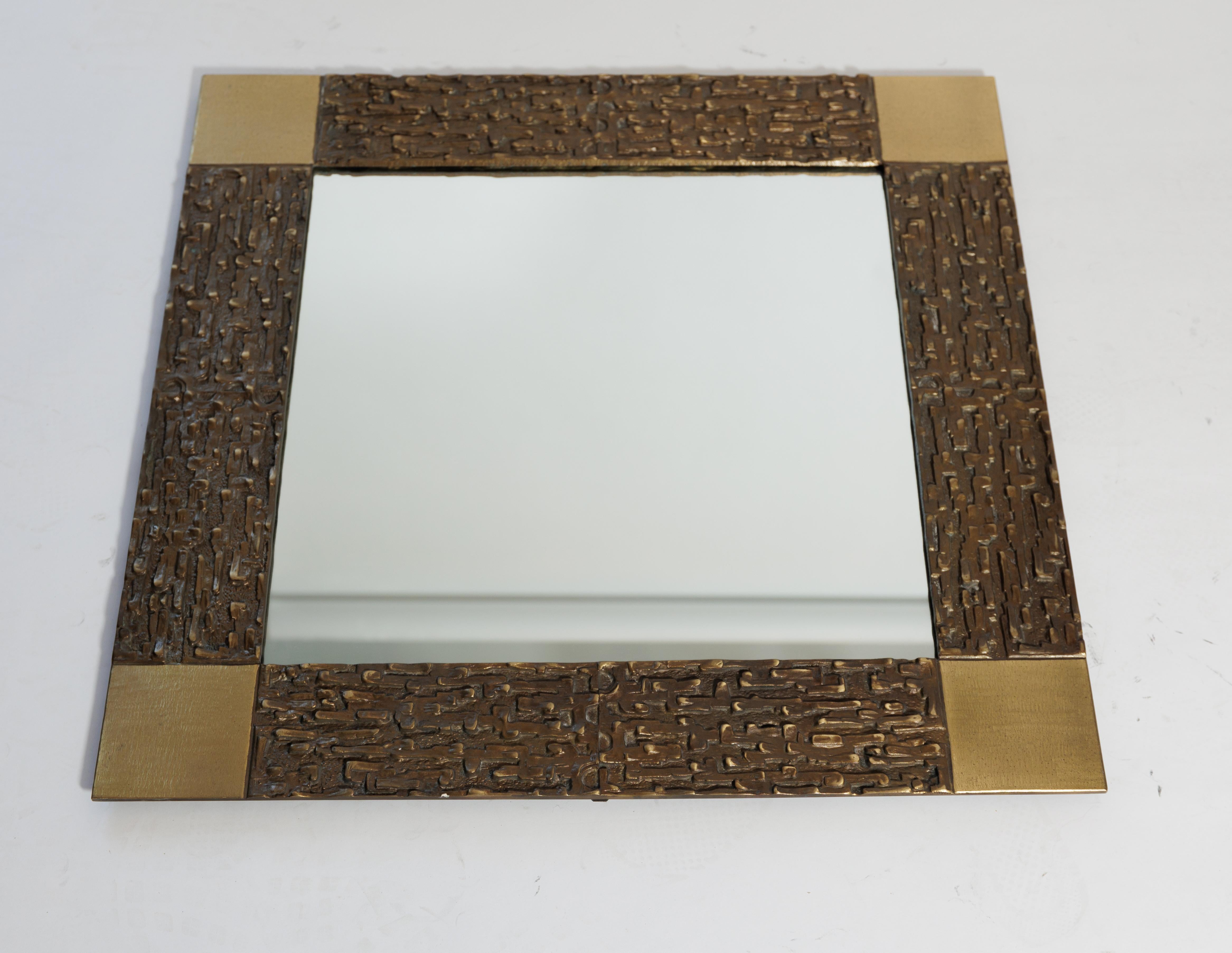 Miroir entouré de bronze texturé, par Frigerio Bon état - En vente à Bridgehampton, NY