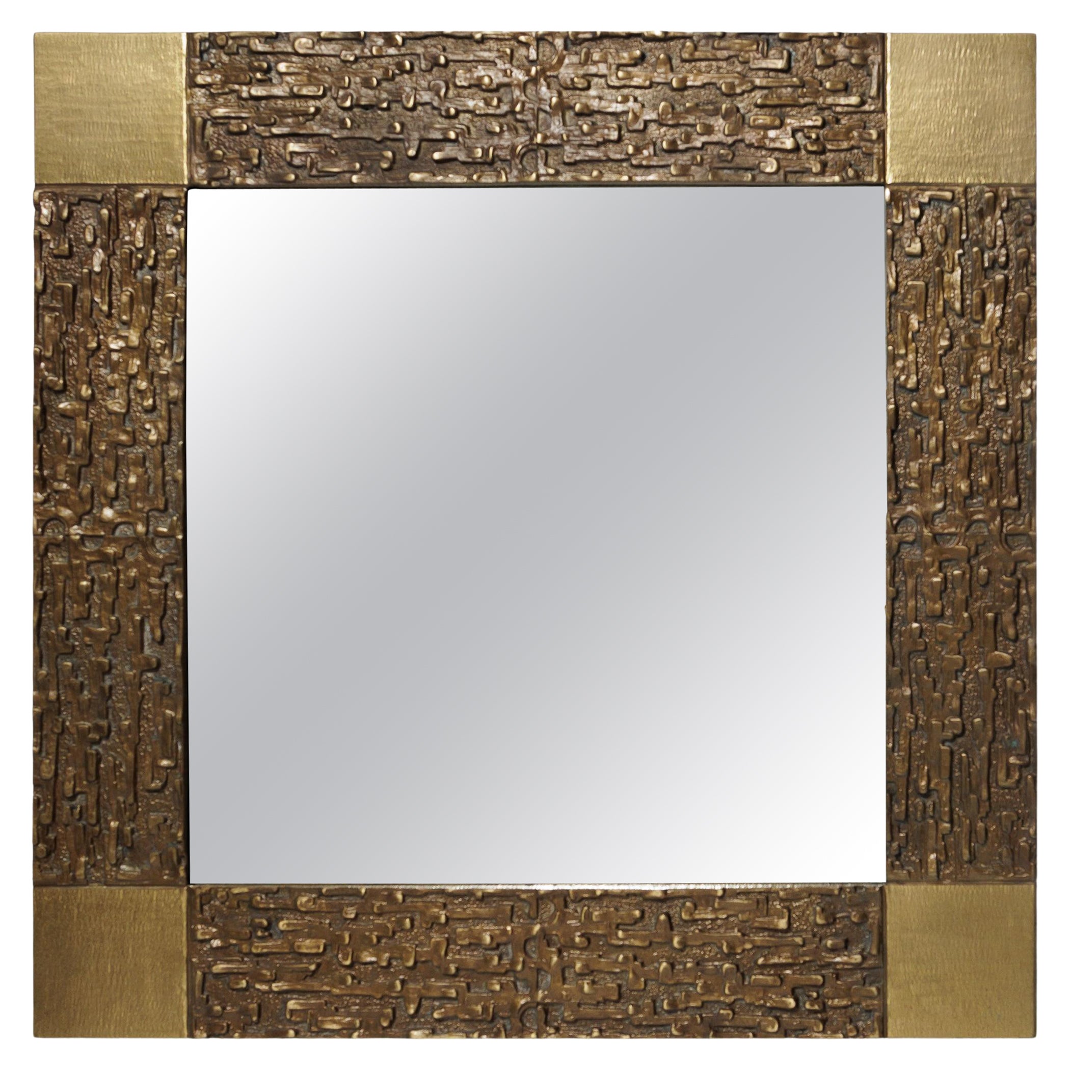 Espejo envolvente con textura de bronce, de Frigerio