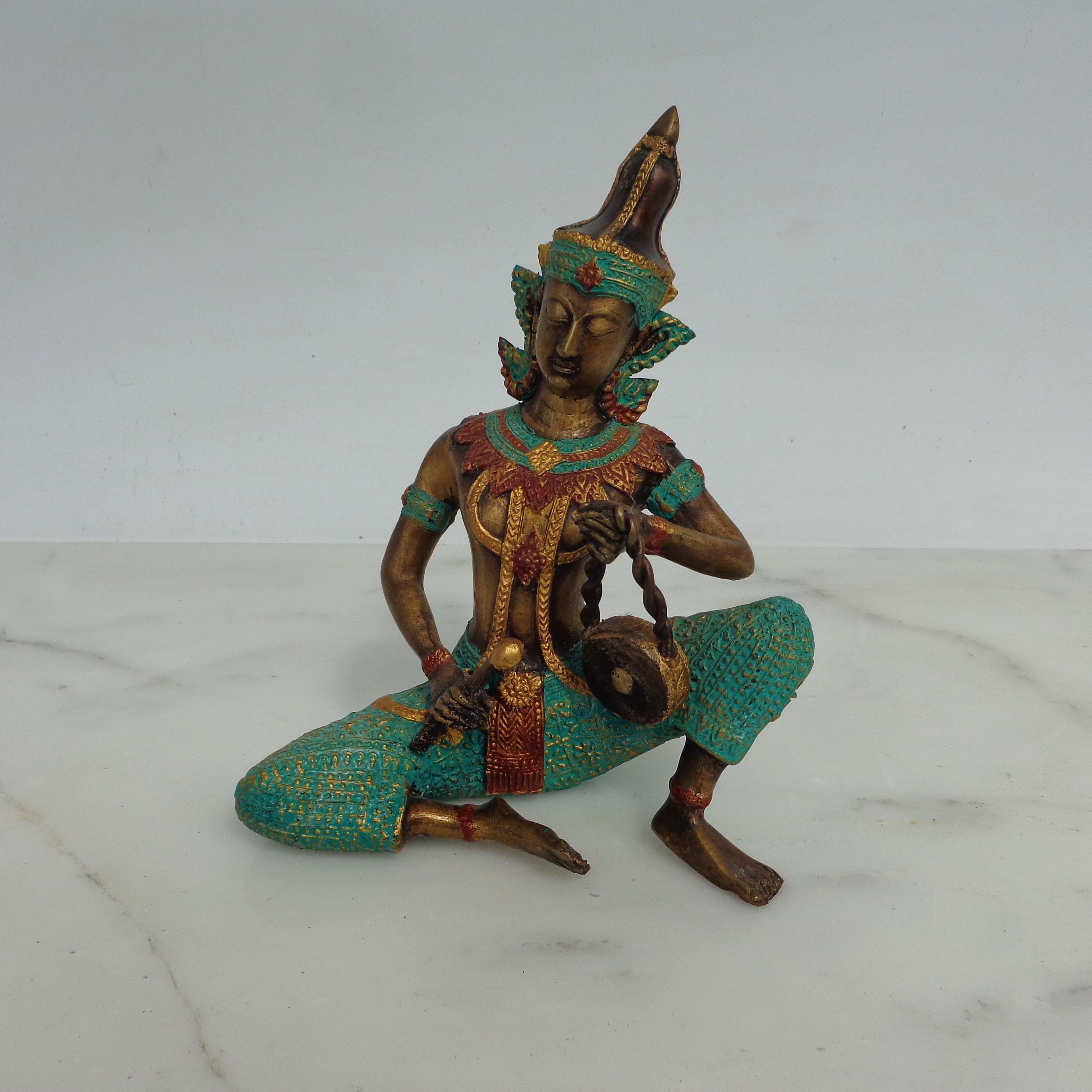 Thailändische Bronze-Skulptur eines Musikers, der Trommel spielt im Angebot 1