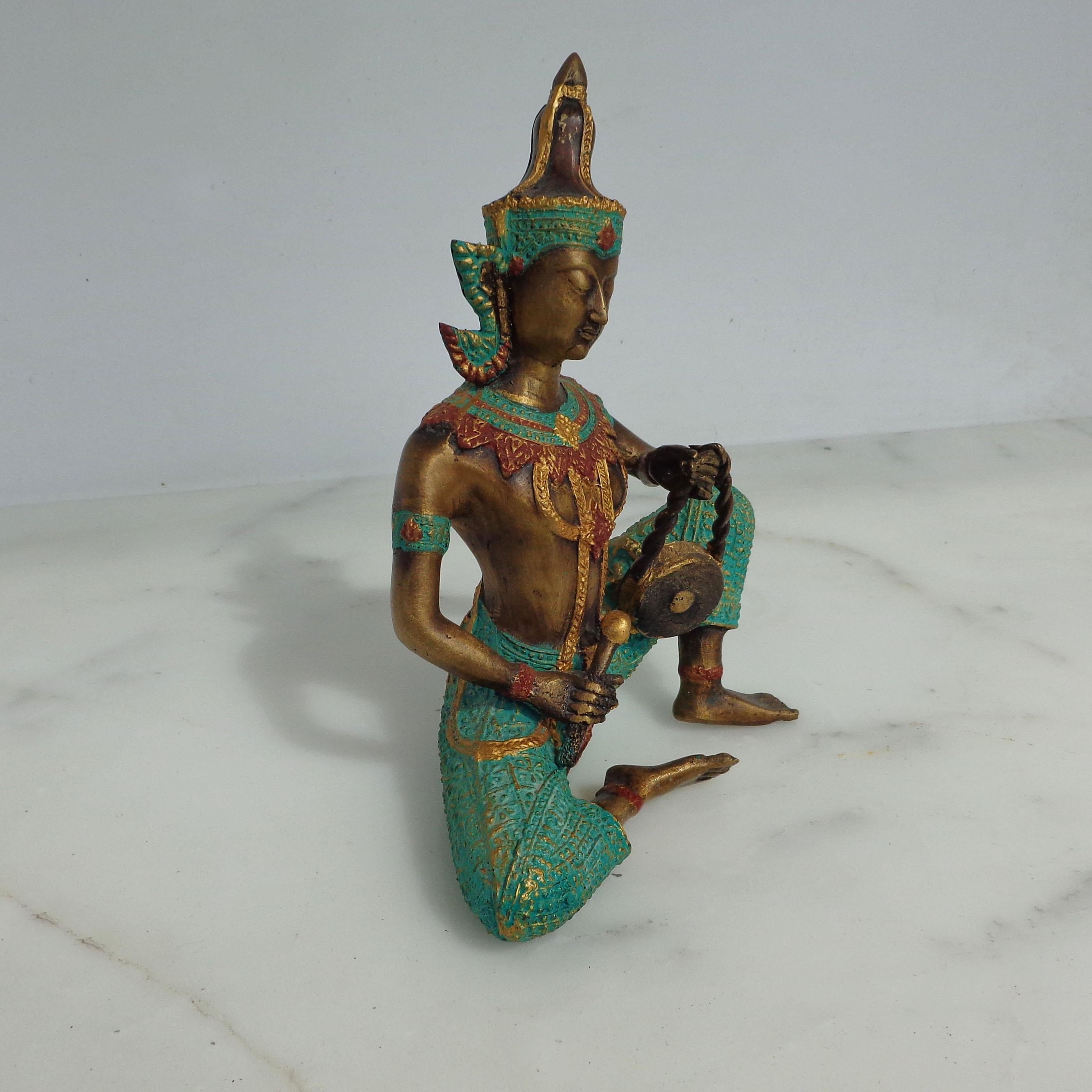 Thailändische Bronze-Skulptur eines Musikers, der Trommel spielt im Angebot 2