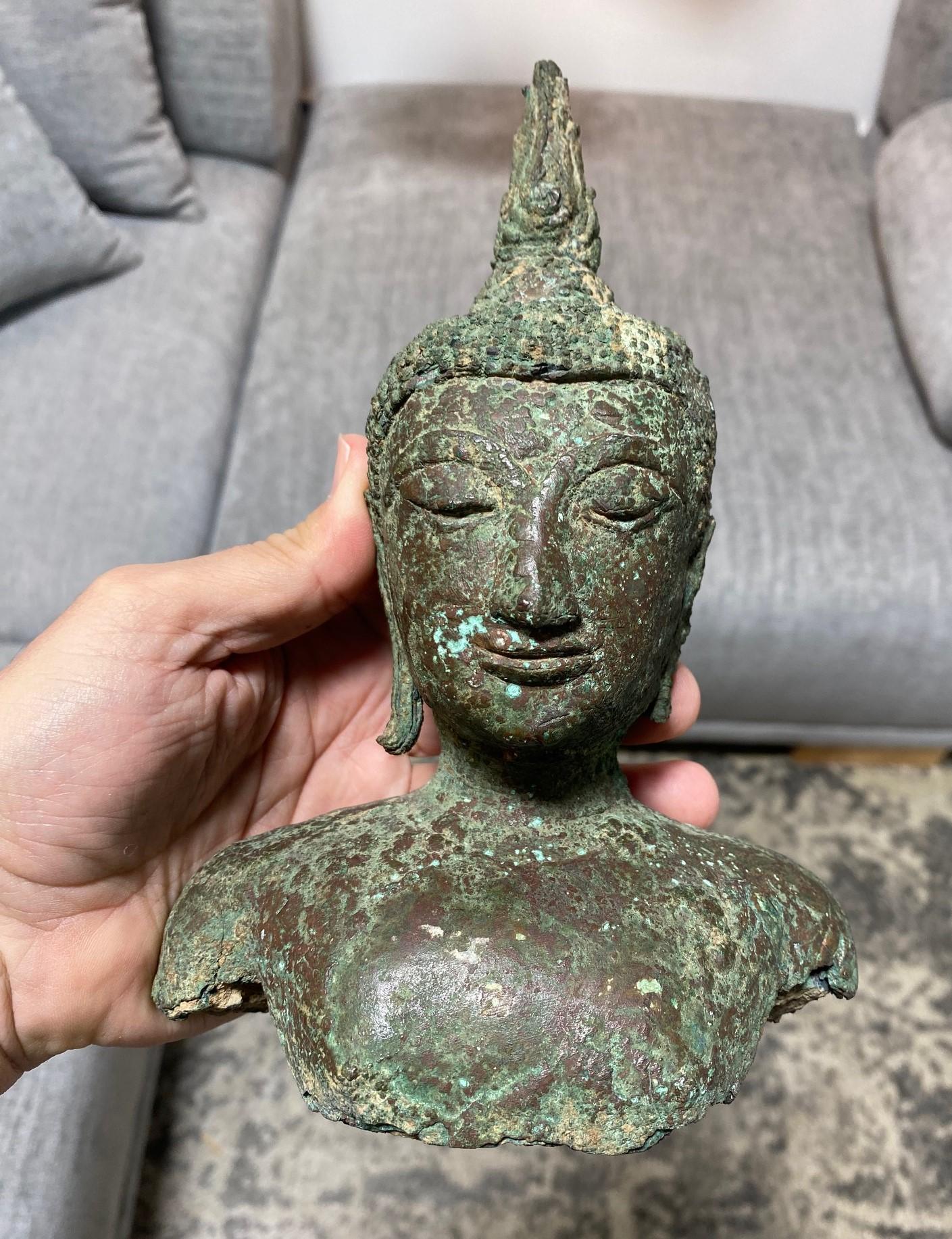 Fragment de buste de Bouddha à tête de temple asiatique en bronze de Siam du 18e au 19e siècle en vente 8
