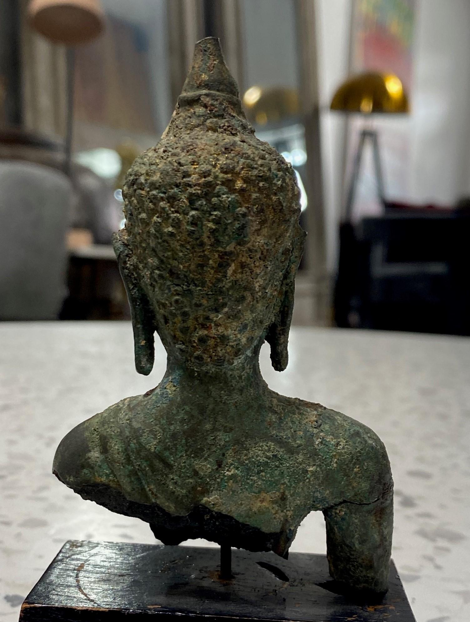 Buddha-Kopf-Büste-Fragment aus Bronze, Thai Siam Asiatisches Tempelschrein, 18.-19. Jahrhundert im Angebot 9