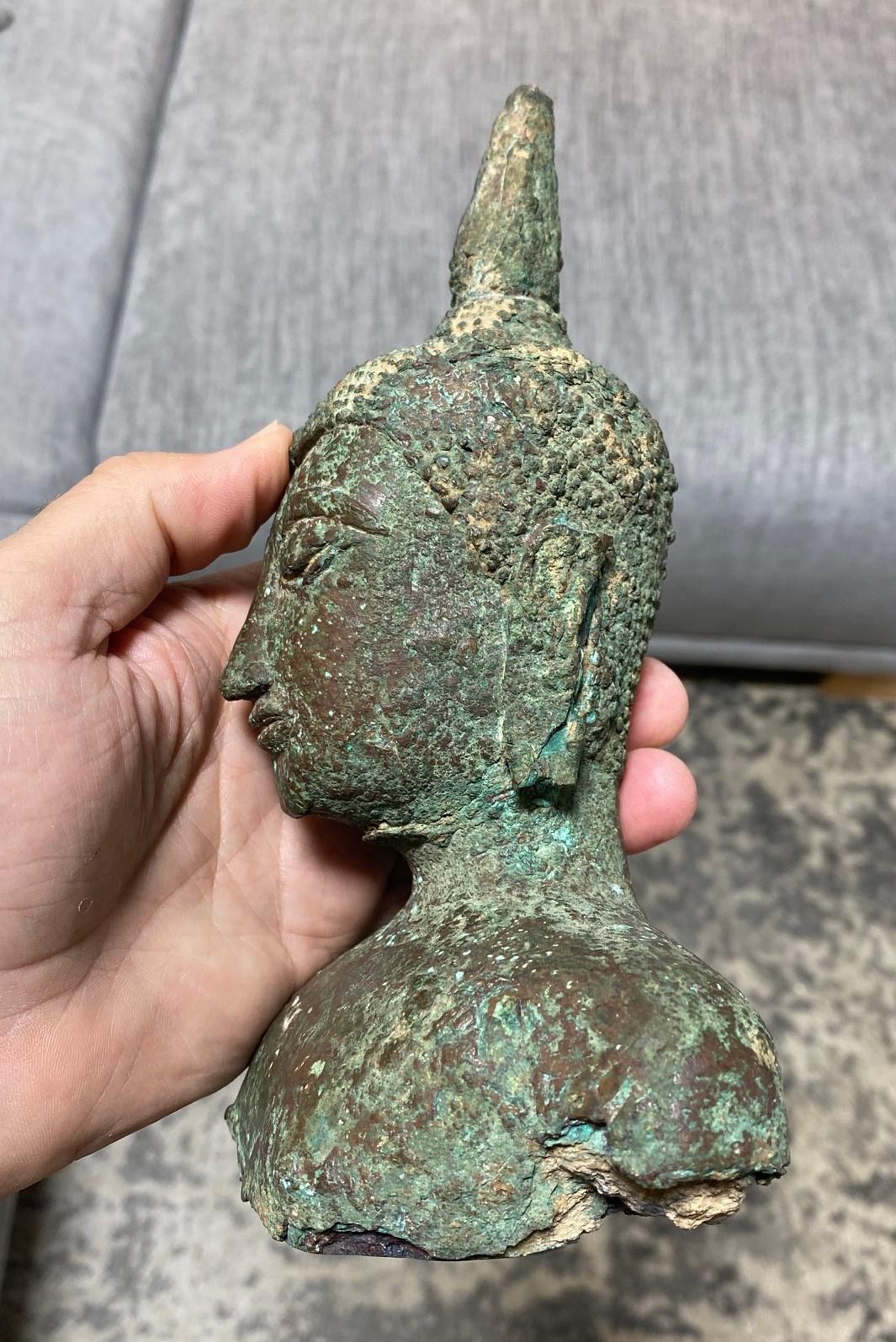 Buddha-Kopf-Büste-Fragment aus Bronze, Thai Siam Asiatisches Tempelschrein, 18.-19. Jahrhundert im Angebot 10