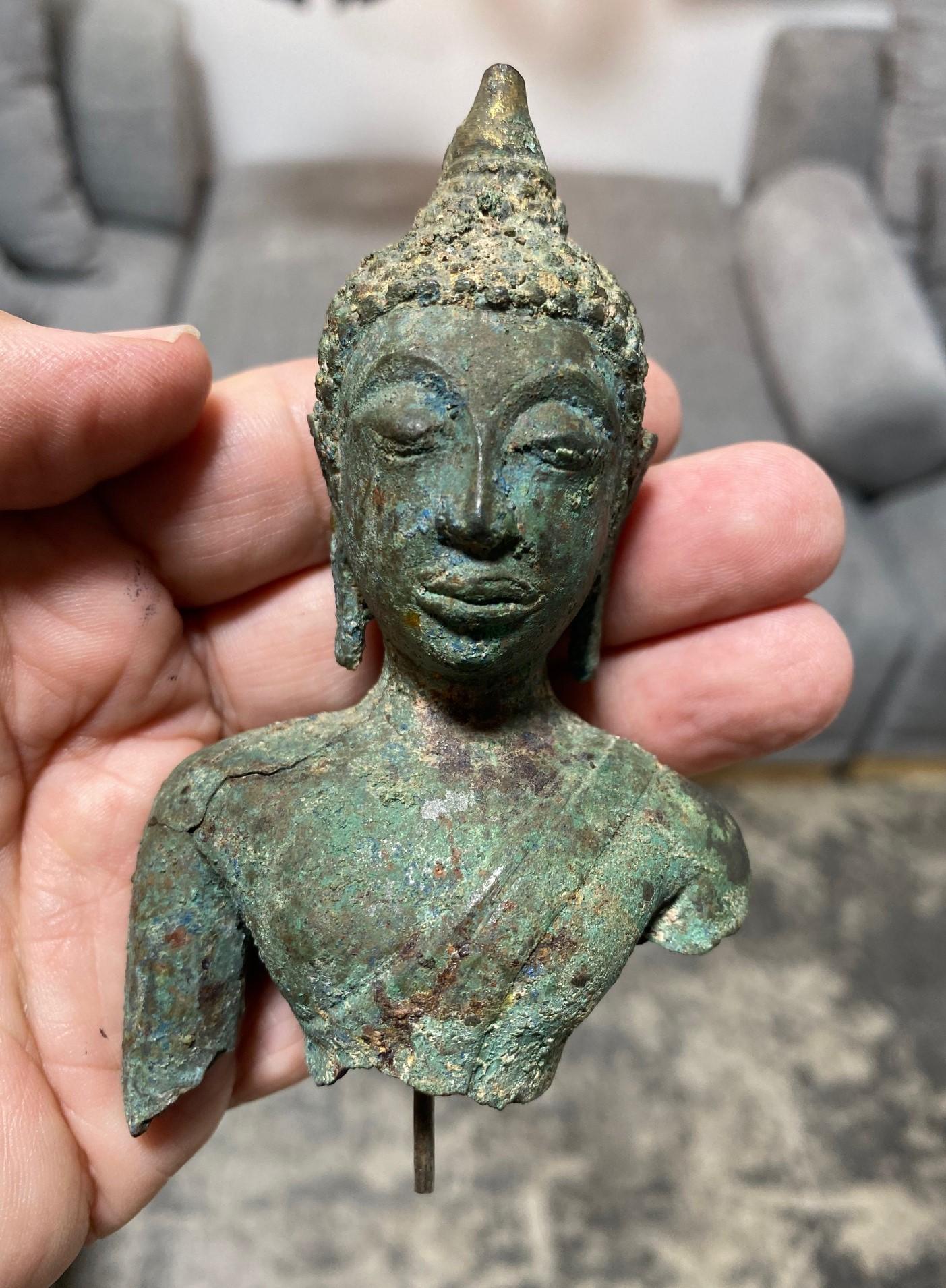 Fragment de buste de Bouddha à tête de temple asiatique en bronze de Siam du 18e au 19e siècle en vente 11